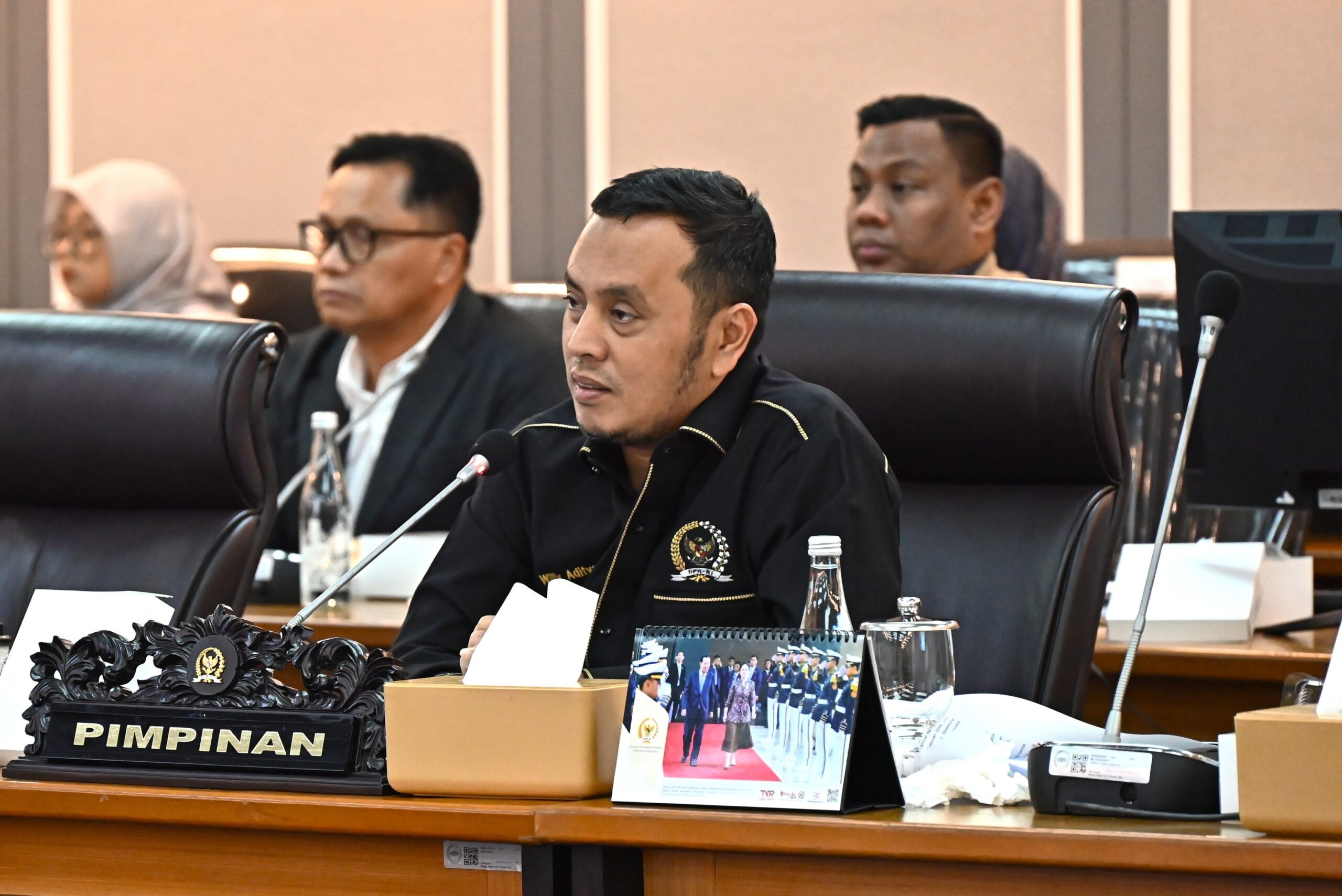 Ketua Komisi XIII DPR RI, Willy Aditya, dalam Rapat Dengar Pendapat Komisi XIII DPR RI dengan LPSK, Komnas HAM serta Nenek Saudah selaku korban pelanggaran HAM di Gedung Nusantara II, Senayan, Jakarta, Senin (2/2/2026). Foto: Runi/Mahendra.