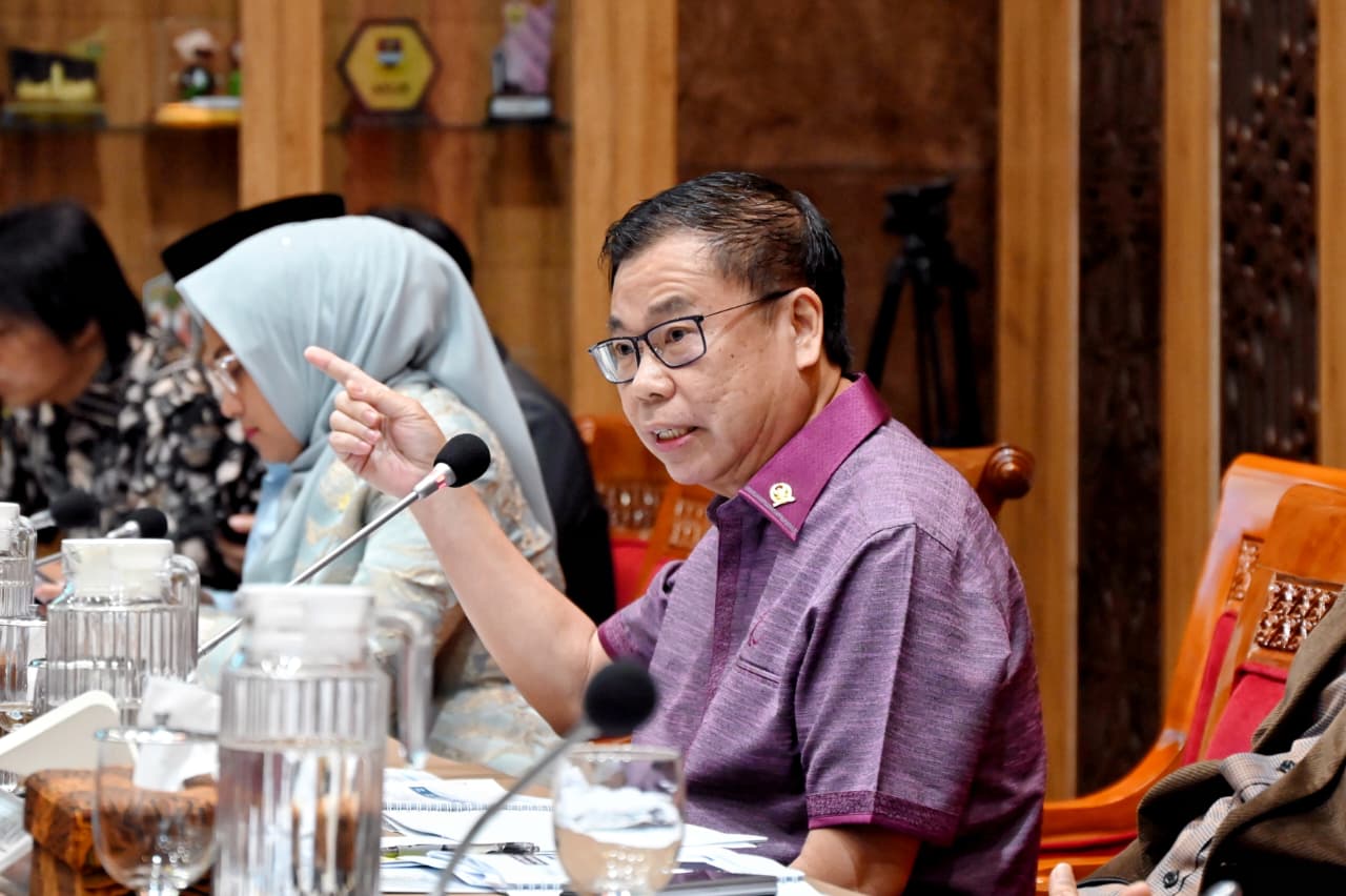 Anggota Komisi X DPR RI Sofyan Tan dalam Rapat Kerja dengan Mendiktisaintek di Ruang Rapat Komisi X, Kompleks DPR RI, Selasa (3/2/2026). Foto : Arifman/Andri.