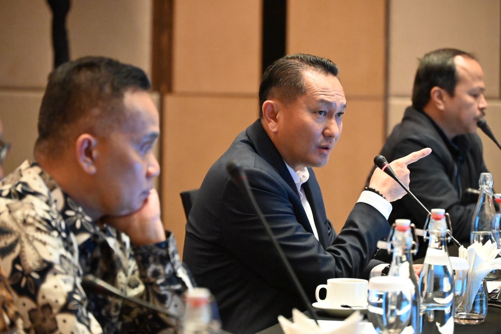 Ketua Komisi XII DPR RI Bambang Patijaya saat melakukan Kunjungan Kerja Panja (Panitia Kerja) Komisi XII bersama PT Pertamina Patra Niaga di Batam, Kepulauan Riau, Kamis (5/2/2026). Foto : In/Andri.