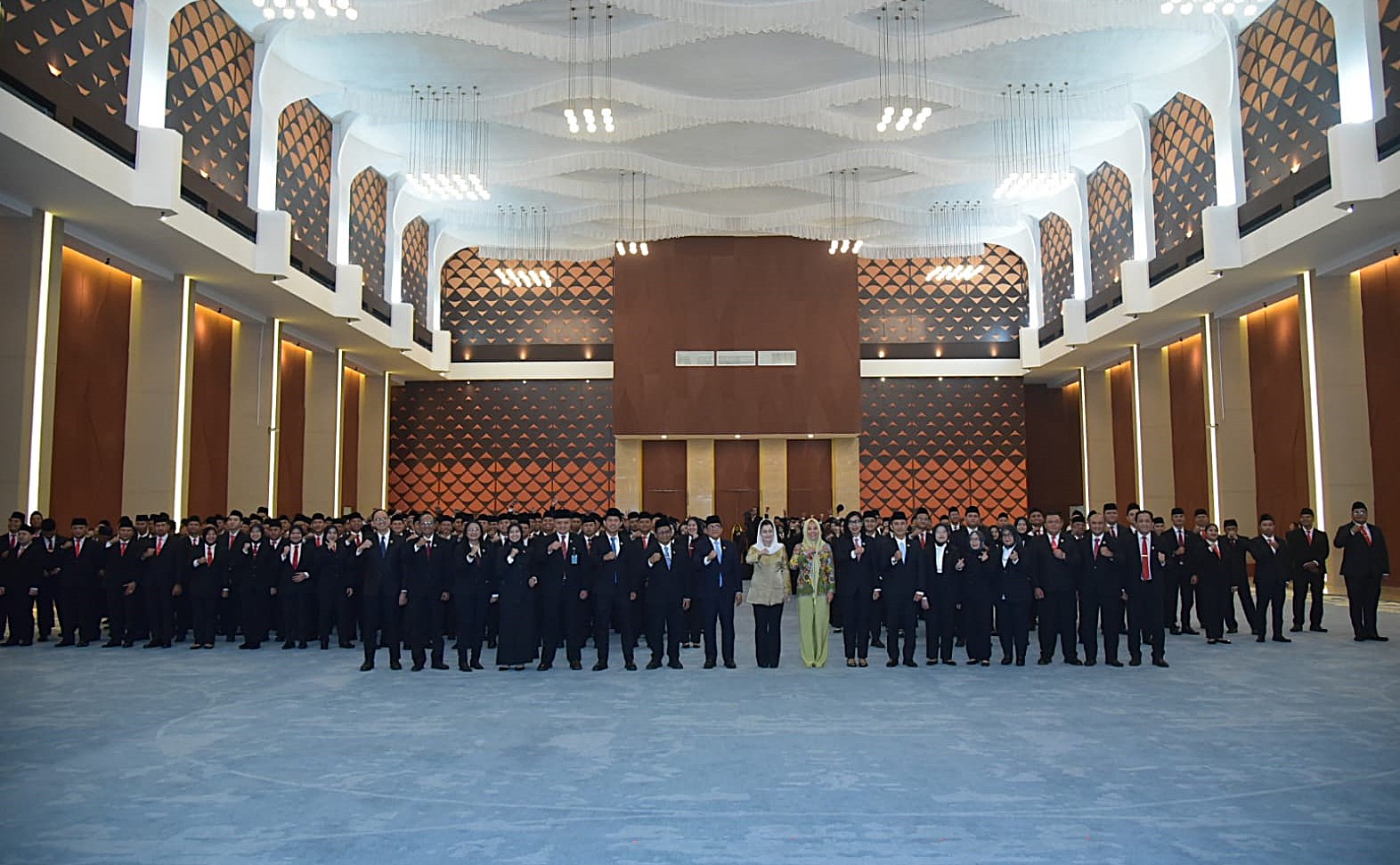 Sekretaris Jenderal (Sekjen) DPR RI Indra Iskandar melantik dan mengambil sumpah/janji 888 Pegawai Pemerintah dengan Perjanjian Kerja (PPPK) Sekretariat Jenderal DPR RI, di Nusantara IV, Senayan, Jakarta, Rabu (4/2/2026). Foto : Oji/Andri.