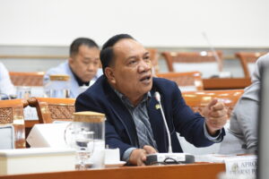Anggota Komisi VIII DPR RI, Aprozi Alam, dalam Rapat Kerja Komisi VIII DPR RI dengan Kepala BPJPH, Senin (9/2/2026). Foto: Arief/Karisma.