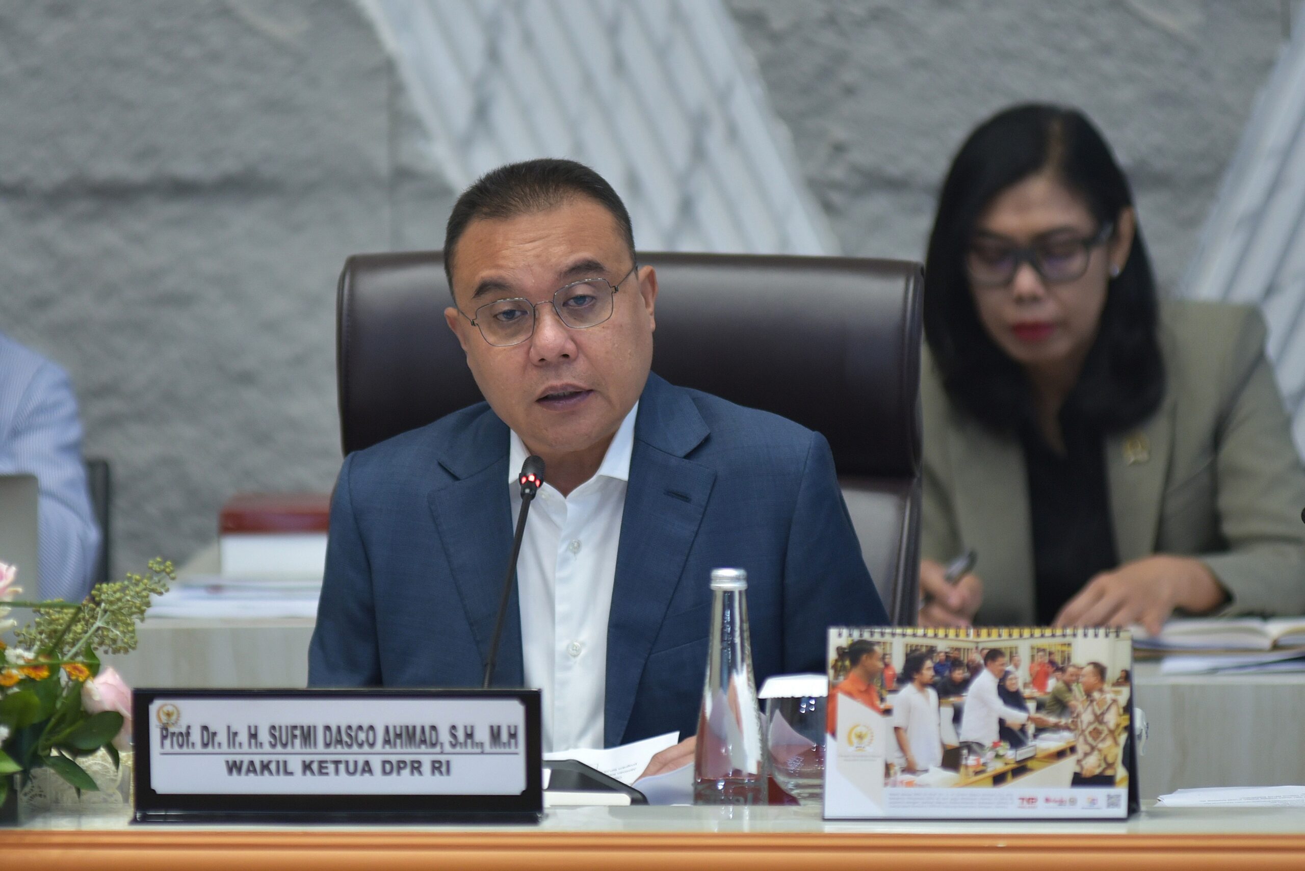Wakil Ketua DPR RI, Sufmi Dasco Ahmad, dalam rapat konsultasi antara Pimpinan DPR bersama Pimpinan Komisi VIII, Komisi IX, dan Komisi XI dengan Menteri Keuangan, Menteri Sosial, Menteri Kesehatan, Menteri PPN/Kepala Bappenas, Kepala BPS, serta Direktur Utama BPJS Kesehatan, di Kompleks Parlemen, Senayan, Jakarta, Senin (9/2/2026). Foto: Kresno/Karisma.