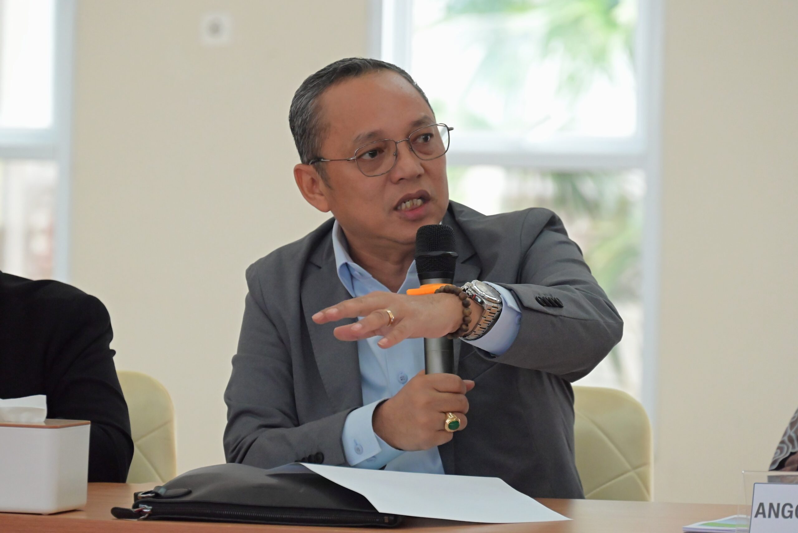 Anggota Komisi II DPR RI, Dedi Sitorus, sai menghadiri pertemuan Komisi II bersama Wakil Menteri Dalam Negeri dan Kepala Kantor Wilayah BPN di kantor BPN di Banjarbaru, Kalimantan Selatan, Jumat (20/2/2026). Foto: Mentari/Alma.