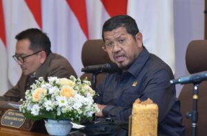 Wakil Ketua Komisi V DPR RI, Roberth Rouw, saat memimpin agenda Kunjungan Kerja Reses Komisi V DPR RI bersama Wakil Gubernur DIY dan jajaran di Gedhong Pracimasana, Kompleks Kepatihan DIY, Kota Yogyakarta, DIY, Jumat (20/2/2026). Foto: Naefuroji/Alma.