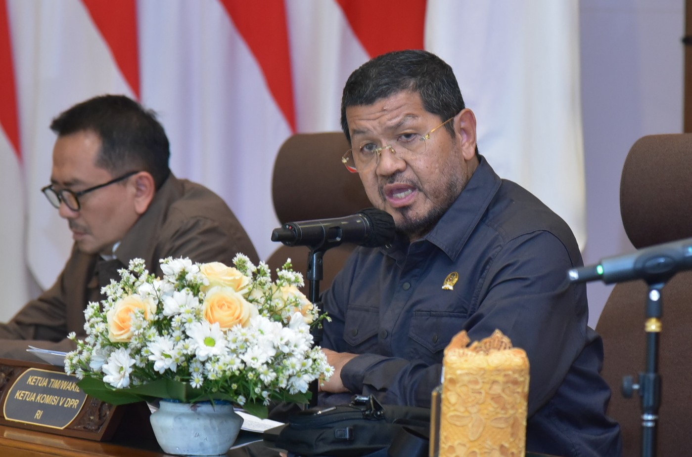 PARLEMENTARIA, Surakarta – Wakil Ketua Komisi VIII DPR RI Abdul Wachid menyatakan dukungan kuat terhadap rencana pembukaan Program Studi atau Fakultas Kedokteran di kampus tersebut. Ia pum mengungkapkan, pihaknya telah menerima masukan terkait ketersediaan lahan seluas 9,4 hektare di wilayah Karanganyar yang masih kosong yang berpotensi untuk pengembangan fakultas baru. Menurutnya, secara geografis lokasi tersebut strategis karena bisa menjangkau mahasiswa dari wilayah timur dan selatan Solo Raya. “Kalau prodi kedokteran ini bisa dibuka, potensinya sangat besar. Manajemen UIN sudah baik, tata kelolanya bagus, sehingga kami melihat kampus ini sangat mampu untuk berkembang,” ujar Abdul Wachid usai agenda Kunjungan Kerja Reses ke UIN Raden Mas Said Kota Surakarta, Jawa Tengah, Sabtu (21/2/2026). Ia menambahkan, Komisi VIII DPR RI akan segera berkoordinasi dengan Direktorat Jenderal Pendidikan Islam serta Kementerian Agama guna membahas aspek regulasi dan dukungan anggaran, termasuk kemungkinan skema pembiayaan melalui SBSN. Pembahasan resmi, ungkapnya, juga akan dilakukan dalam forum komisi untuk memastikan kesiapan institusi secara menyeluruh. Perlu Kajian SDM dan Sarana Meski demikian, pembukaan Fakultas Kedokteran tidak bisa dilakukan secara instan. Sejumlah aspek krusial masih perlu dipersiapkan, mulai dari ketersediaan dosen dan tenaga kependidikan, laboratorium, rumah sakit pendidikan, hingga kelengkapan sarana-prasarana penunjang. Saat ini, UIN Raden Mas Said Surakarta memiliki sekitar 25 ribu mahasiswa, 394 dosen, 250 tenaga pendidik, serta 30 guru besar. Namun, kebutuhan SDM tambahan masih menjadi perhatian agar pengembangan program baru tidak mengganggu stabilitas akademik yang sudah berjalan. Di sisi lain, UIN Raden Mas Said Surakarta menunjukkan capaian membanggakan di tingkat internasional. Kampus ini meraih rekor MURI sebagai PTKIN dengan jumlah pendaftar mahasiswa asing terbanyak. Tercatat sebanyak 1.450 calon mahasiswa dari 50 negara mendaftar ke kampus tersebut. Capaian ini dinilai menjadi indikator kuat bahwa UIN Surakarta telah mendapat pengakuan global dan memiliki daya saing internasional. Akses Pendidikan dan Generasi Emas 2045 Dalam kesempatan itu, Komisi VIII DPR juga menyoroti pentingnya perluasan akses pendidikan bagi mahasiswa kurang mampu melalui program Kartu Indonesia Pintar (KIP). Dukungan diharapkan tidak hanya terbatas pada jenjang S1, tetapi juga diperluas hingga S2 dan S3, sejalan dengan visi pemerintah dalam mencetak Generasi Emas 2045. Terkait pembukaan Fakultas Kedokteran yang dipandang sebagai langkah strategis, tidak hanya untuk meningkatkan kualitas pendidikan tinggi keagamaan, akan tetapi juga menjawab kebutuhan tenaga medis nasional yang masih terbatas. “Kami ingin UIN tidak tertinggal dari perguruan tinggi umum. Dengan pengelolaan yang baik dan dukungan semua pihak, Fakultas Kedokteran ini bisa menjadi tonggak kemajuan baru bagi UIN Raden Mas Said Surakarta,” tegas Abdul Wachid. Wakil Ketua Komisi V DPR RI, Roberth Rouw, saat memimpin agenda Kunjungan Kerja Reses Komisi V DPR RI bersama Wakil Gubernur DIY dan jajaran di Gedhong Pracimasana, Kompleks Kepatihan DIY, Kota Yogyakarta, DIY, Jumat (20/2/2026). Foto: Naefuroji/Alma.