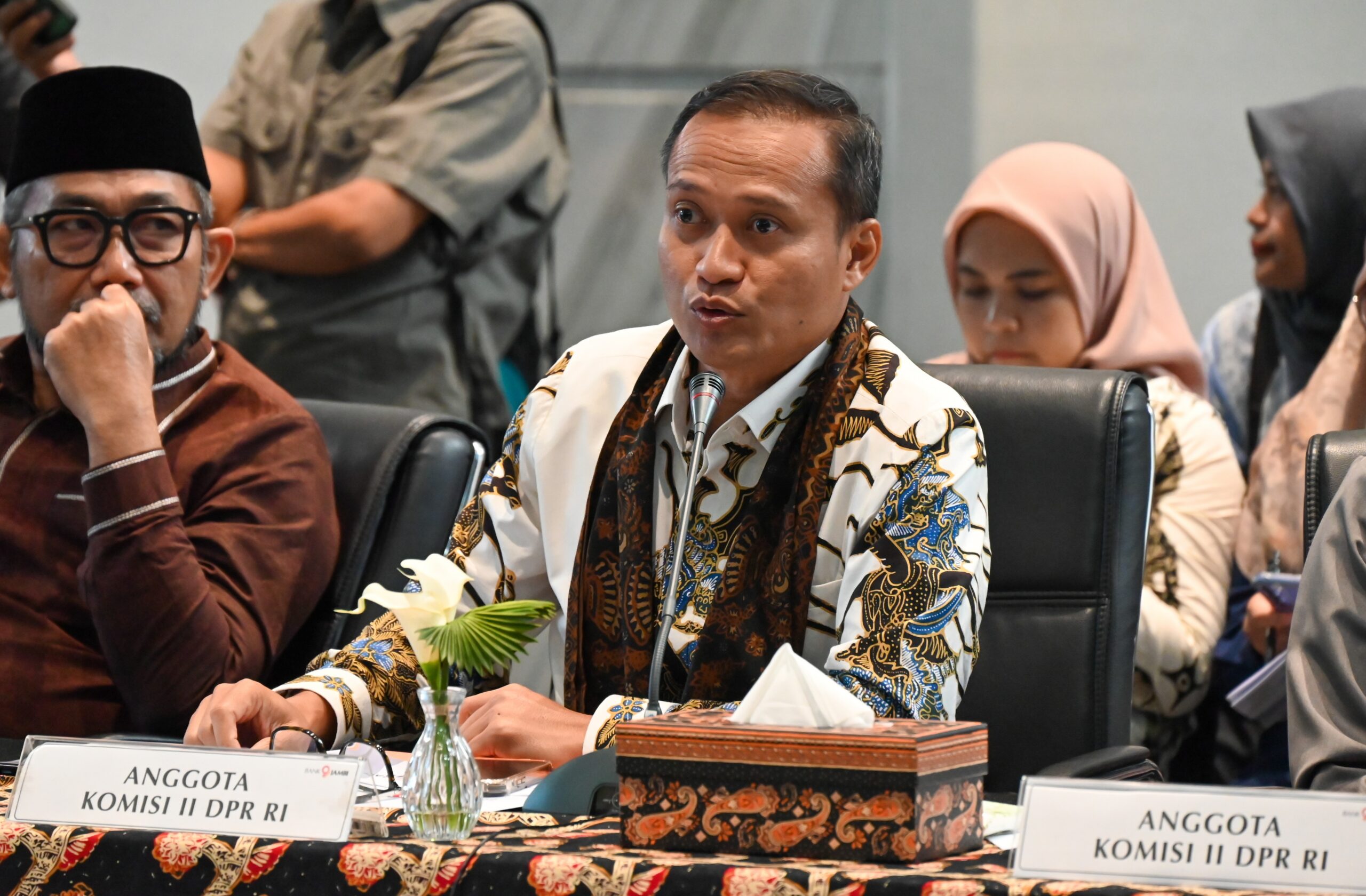 Anggota Komisi II DPR RI, Azis Subekti, usai meninjau langsung kondisi BUMD di Provinsi Jambi yaitu Bank Jambi, di Kota Jambi, Jumat (20/2/2026). Foto: Rizki/Alma.