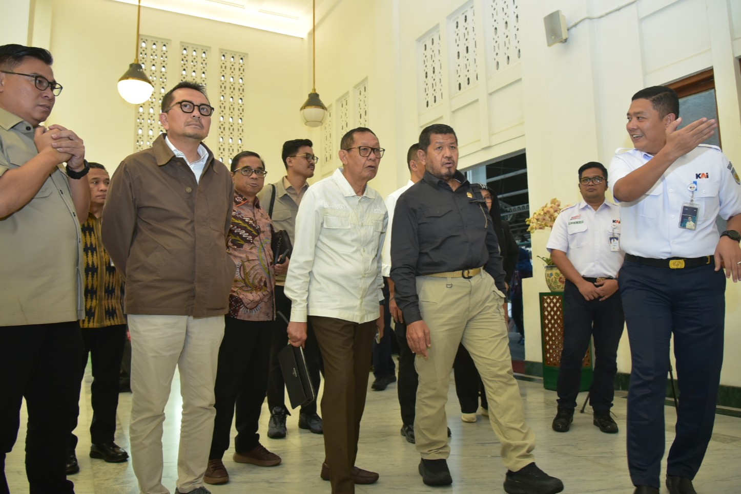Anggota Komisi V DPR RI, Danang Wicaksana Sulistya, saat meninjau langsung berbagai fasilitas dan pelayanan KAI di Stasiun Tugu Yogyakarta, Jumat (20/2/2026). Foto: Naefuroji/Alma.