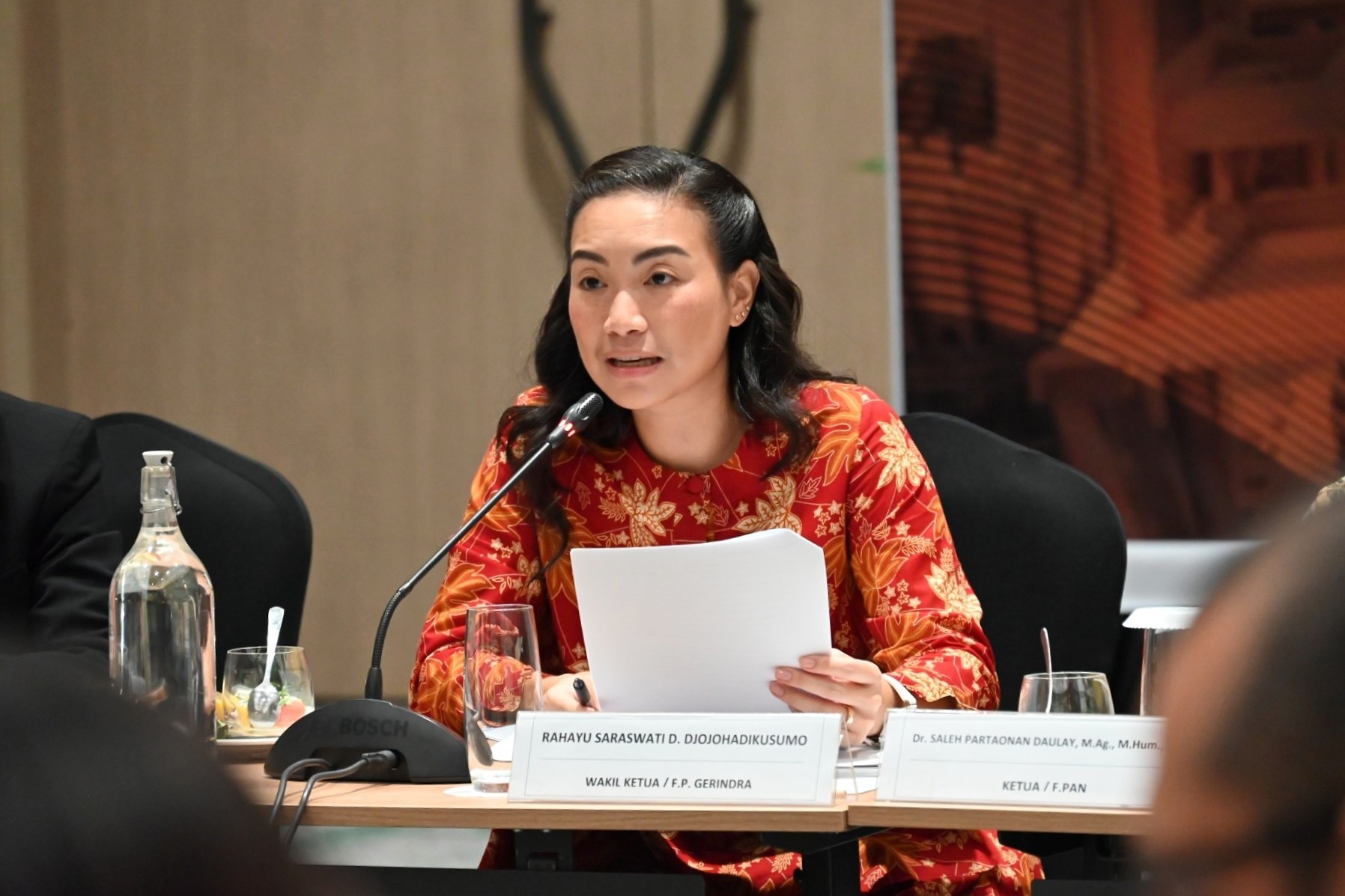 Wakil Ketua Komisi VII DPR RI, Rahayu Saraswati Djojohadikusumo, saat memimpin rapat di Kawasan Gading Serpong, Kabupaten Tangerang, Provinsi Banten, Kamis (29/01/2029). Foto: Uc/Karisma.