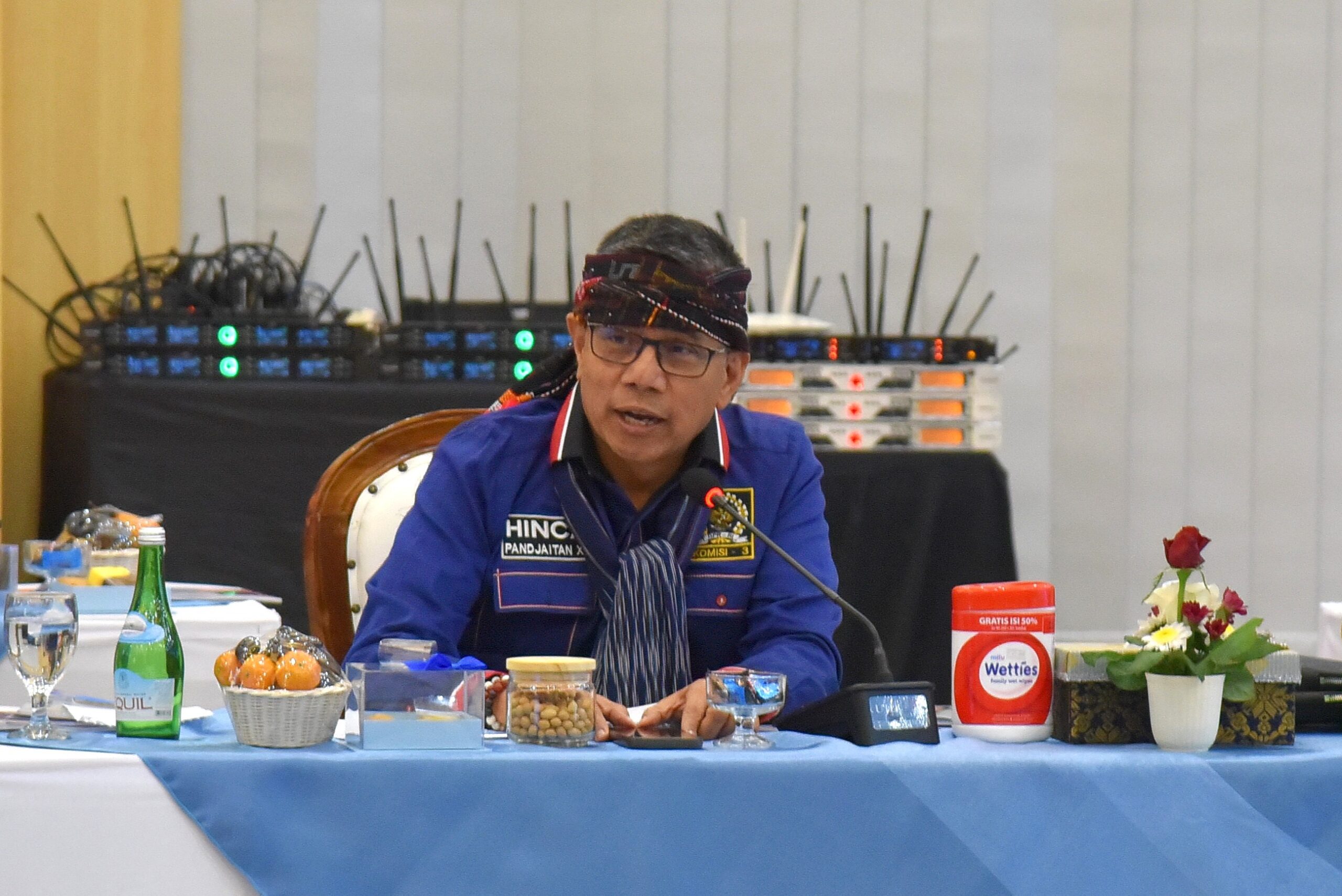 Anggota Komisi III DPR RI, Hinca Pandjaitan, saat Kunjungan Kerja Spesifik Panja Reformasi Kepolisian, Kejaksaan, dan Pengadilan melakukan pertemuan di Mapolda Sumatera Utara, Jumat (30/1/2026). Foto: Aar/Karisma.