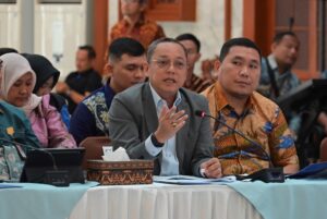 Anggota Komisi II DPR RI, Dedi Sitorus, saat mengikuti kunjungan kerja reses Komisi II DPR RI bertemu bupati dan walikota se-Kalimantan selatan, di Gedung Mahligai di Kota Banjarmasin, Jumat (20/2/2026). Foto: Mentari/Alma.