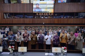 Deputi Administrasi Rahmad Budiaji foto bersama usai membuka sosialisasi layanan perbankan sekaligus program DPLK bagi PPPK bekerja sama dengan Bank Negara Indonesia, di Gedung Nusantara, Senayan, Jakarta, Rabu (18/02/2026). Foto : Andri.