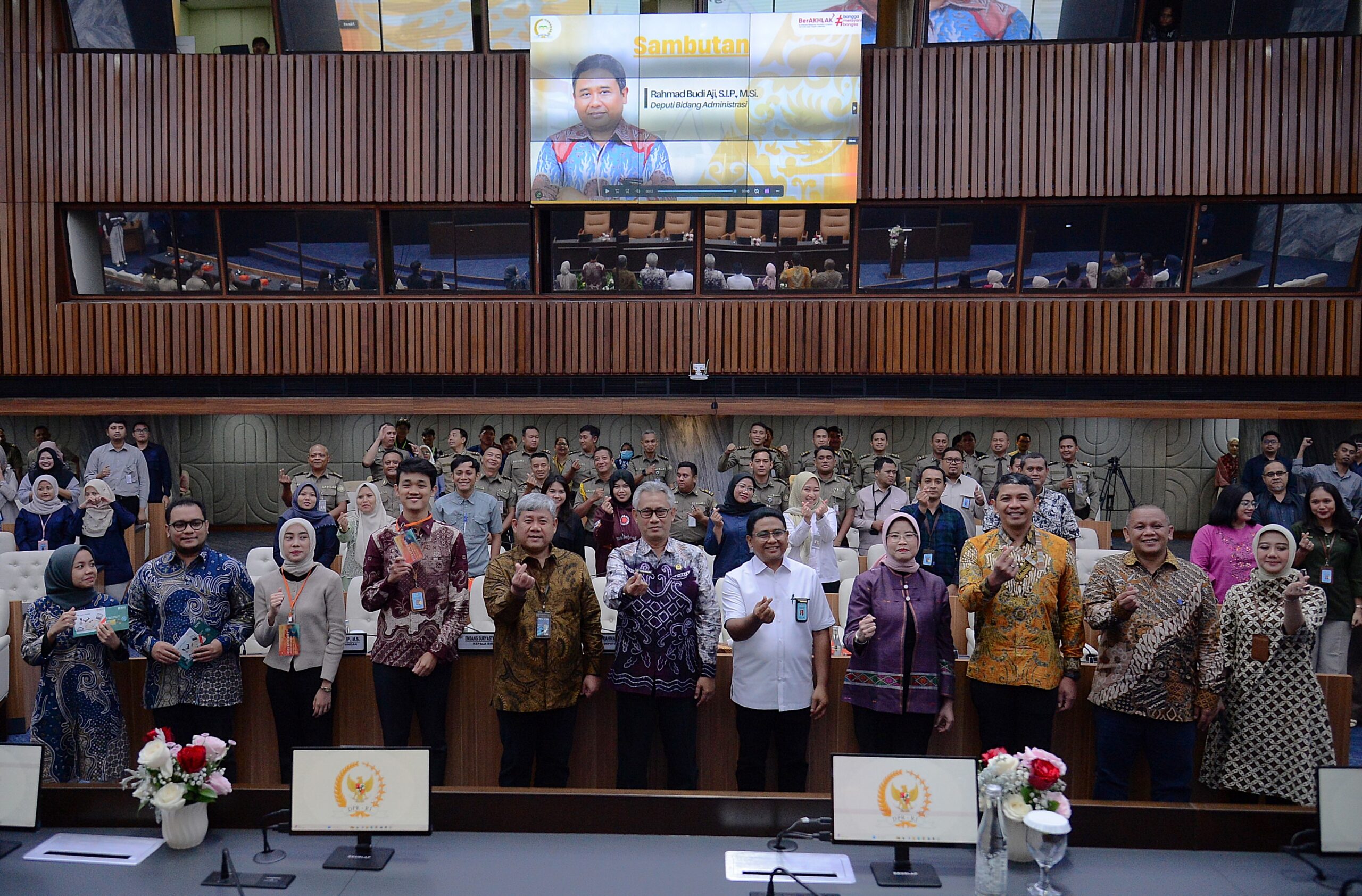 Deputi Administrasi Rahmad Budiaji foto bersama usai membuka sosialisasi layanan perbankan sekaligus program DPLK bagi PPPK bekerja sama dengan Bank Negara Indonesia, di Gedung Nusantara, Senayan, Jakarta, Rabu (18/02/2026). Foto : Andri.