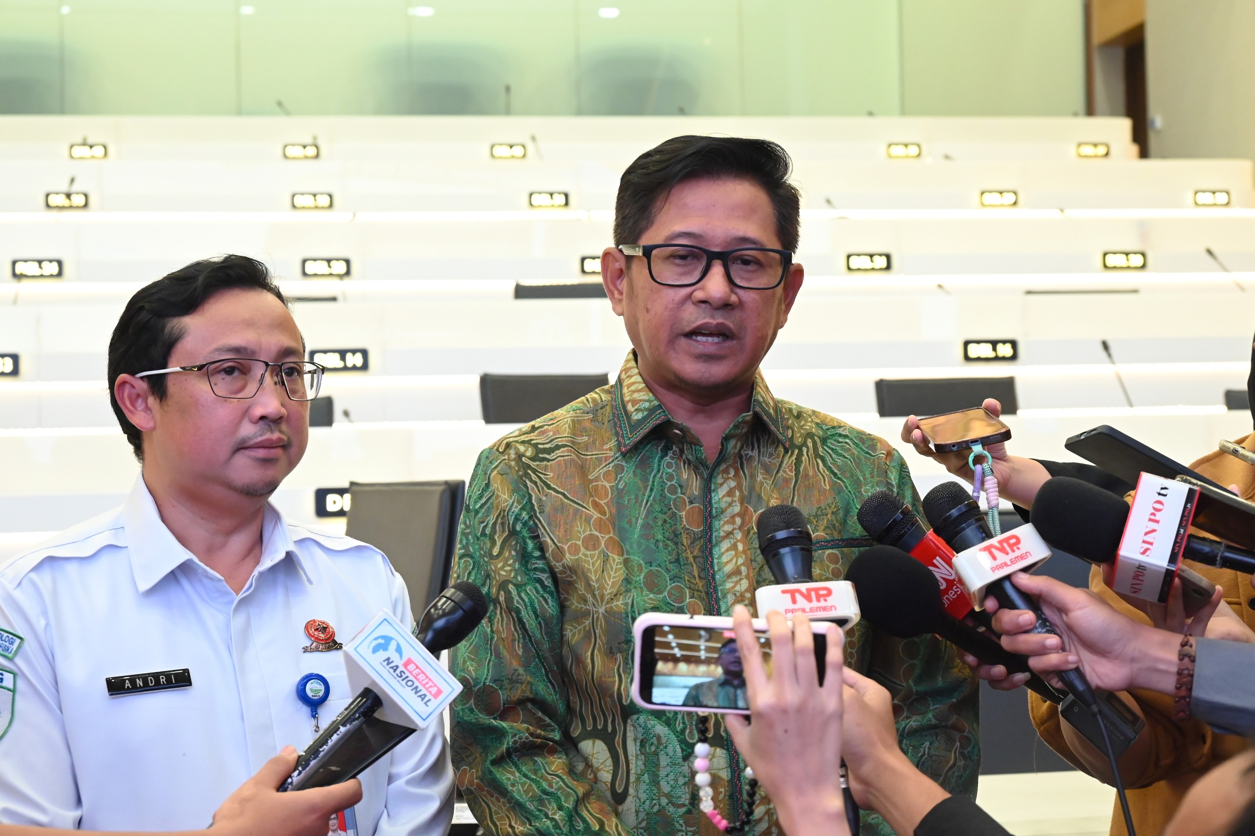 Anggota Komisi V DPR RI Sudjatmiko usai Dialektika Demokrasi bertema ‘Cuaca Ekstrem, Sinergi dan Kolaborasi Bersama Atasi Bencana’ di Gedung Nusantara II, Senayan, Jakarta, Kamis (5/2/2026). Foto : Karisma/Andri.