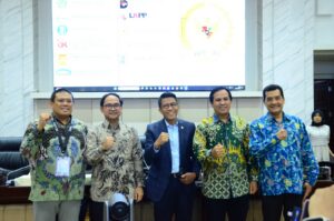 Ketua Komisi XI DPR RI Mukhamad Misbakhun foto bersama usai Rapat Dengar Pendapat Umum (RDPU) dengan akademisi dan pelaku industri keuangan di Gedung Nusantara I, DPR RI, Senayan, Jakarta, pada Kamis (12/2/2026). Foto : Sari/Andri.