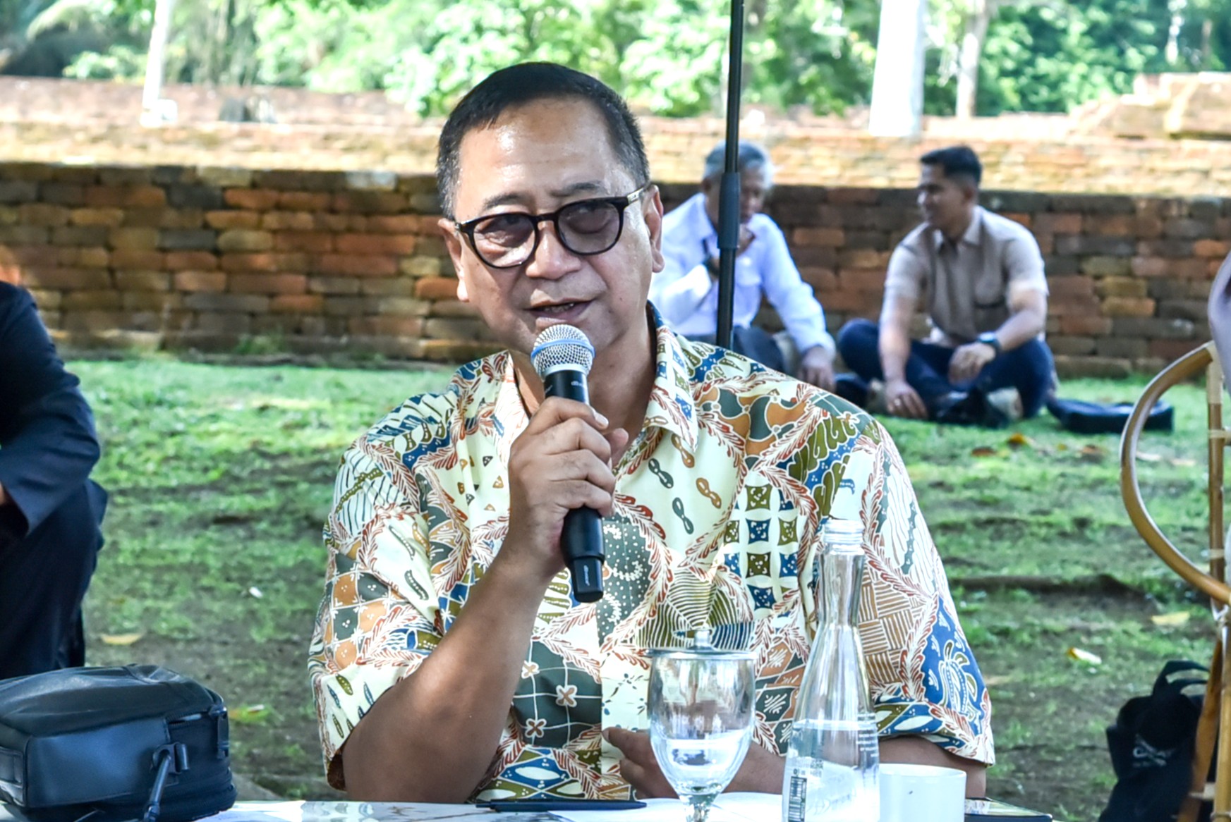 Anggota Komisi X DPR RI, Ferdiansyah dalam kunjungan kerja Panitia Kerja (Panja) Cagar Budaya di Kompleks Candi Muaro Jambi, Provinsi Jambi, Rabu (11/2/2026). Foto: SRW/Mahendra