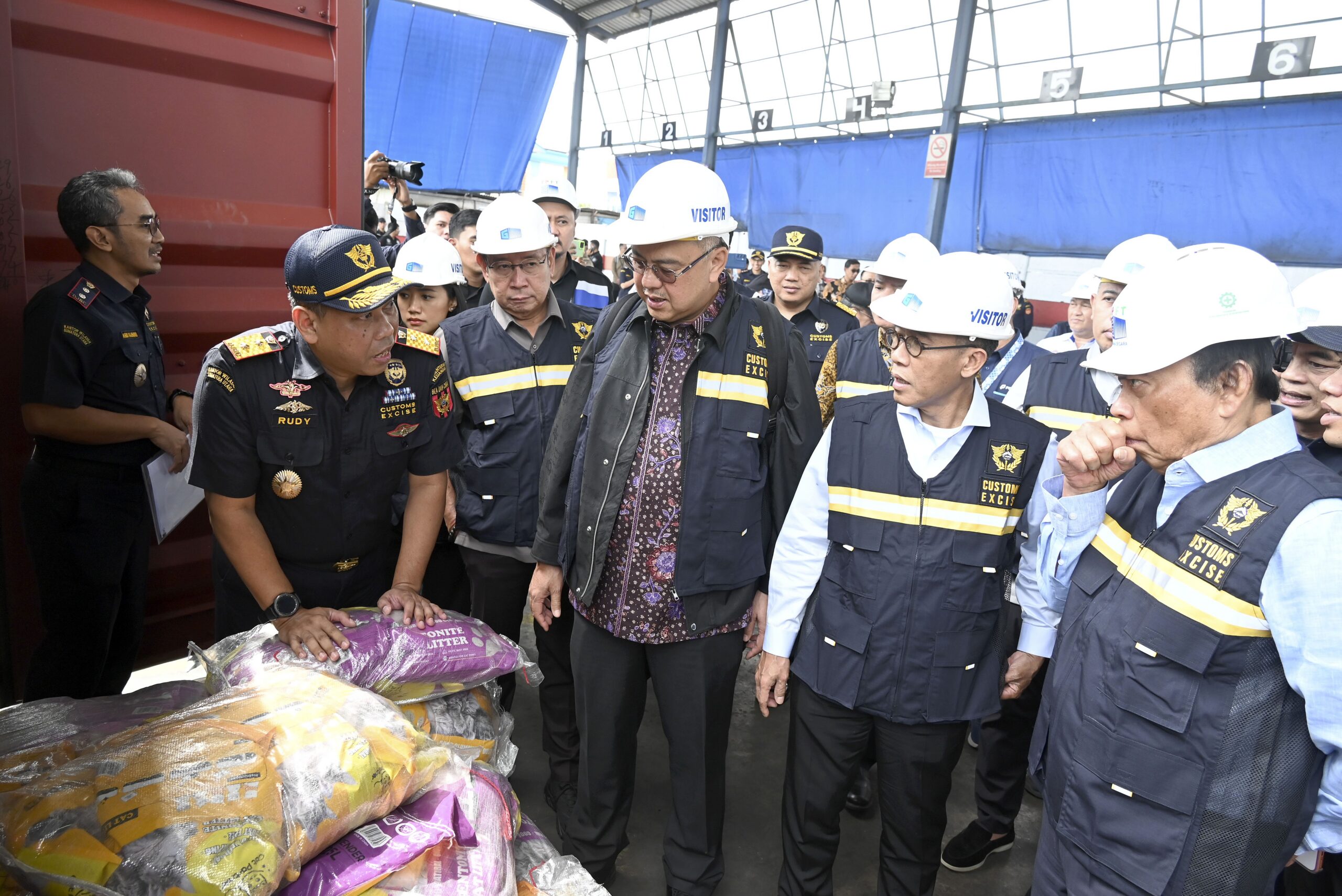 Anggota Komisi XI DPR RI, Harris Turino, saat kunjungan kerja reses ke TPFT Graha Segara dan KPPBC TMP Belawan, Sumatera Utara, Selasa (24/2/2026). Foto: Mario/Karisma.