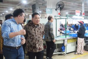 Wakil Ketua Komisi IX DPR RI, Charles Honoris, saat memimpin pertemuan Tim Kunjungan Kerja Komisi IX DPR RI dengan Kementerian Ketenagakerjaan, BPJS Ketenagakerjaan, Sekretaris Daerah Kabupaten Batang, serta jajaran PT Kawasan Industri Terpadu Batang (KITB), Jawa Tengah, di Kabupaten Batang, Kamis (12/2/2026). Foto: Afr/Karisma.