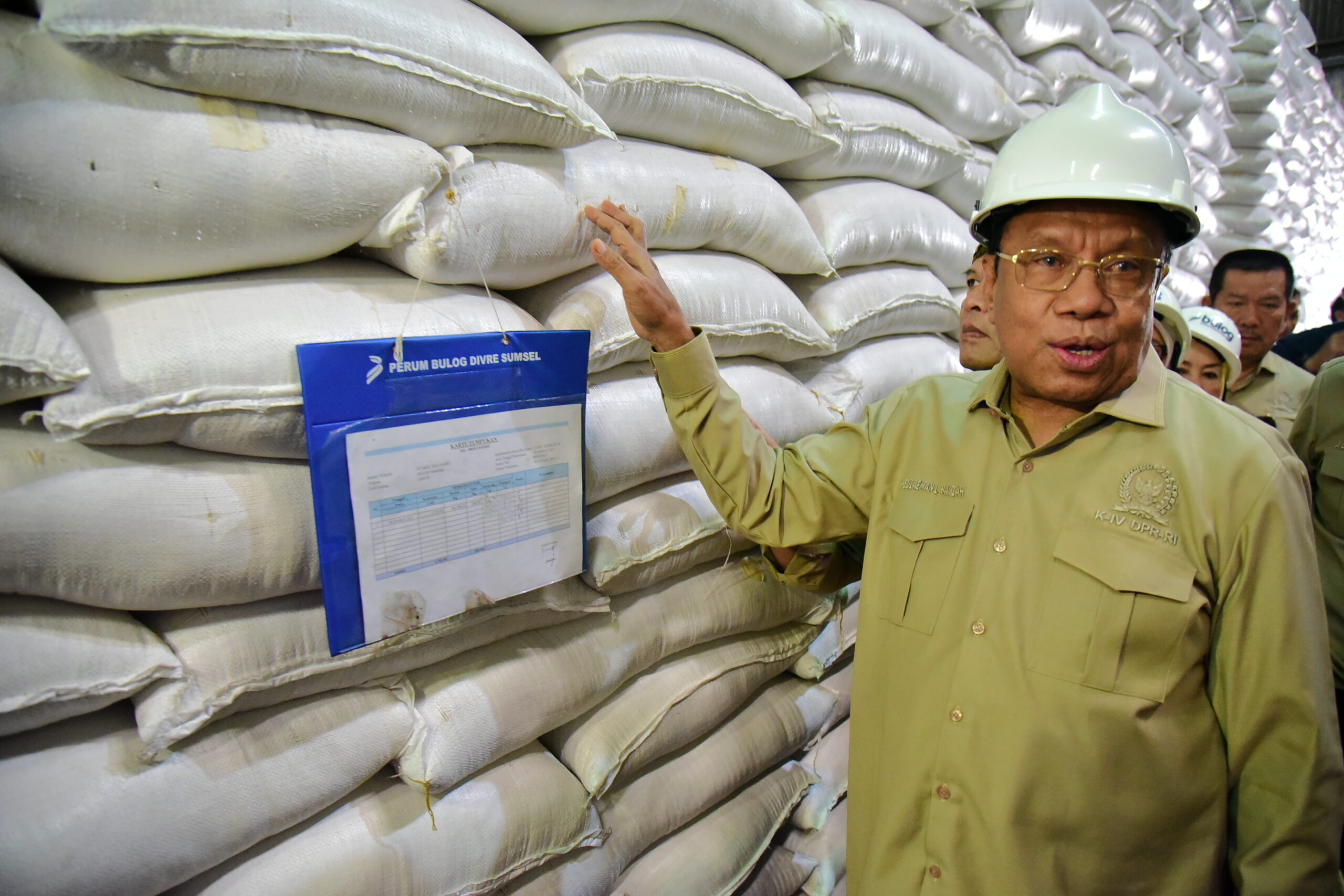 Anggota Komisi IV DPR RI, Sulaeman L. Hamzah dalam Kunjungan Kerja Reses Komisi IV DPR RI ke Gudang Bulog Sukamaju di Palembang, Sumatera Selatan, Selasa (24/2/2026). Foto: Kiki/Mahendra.