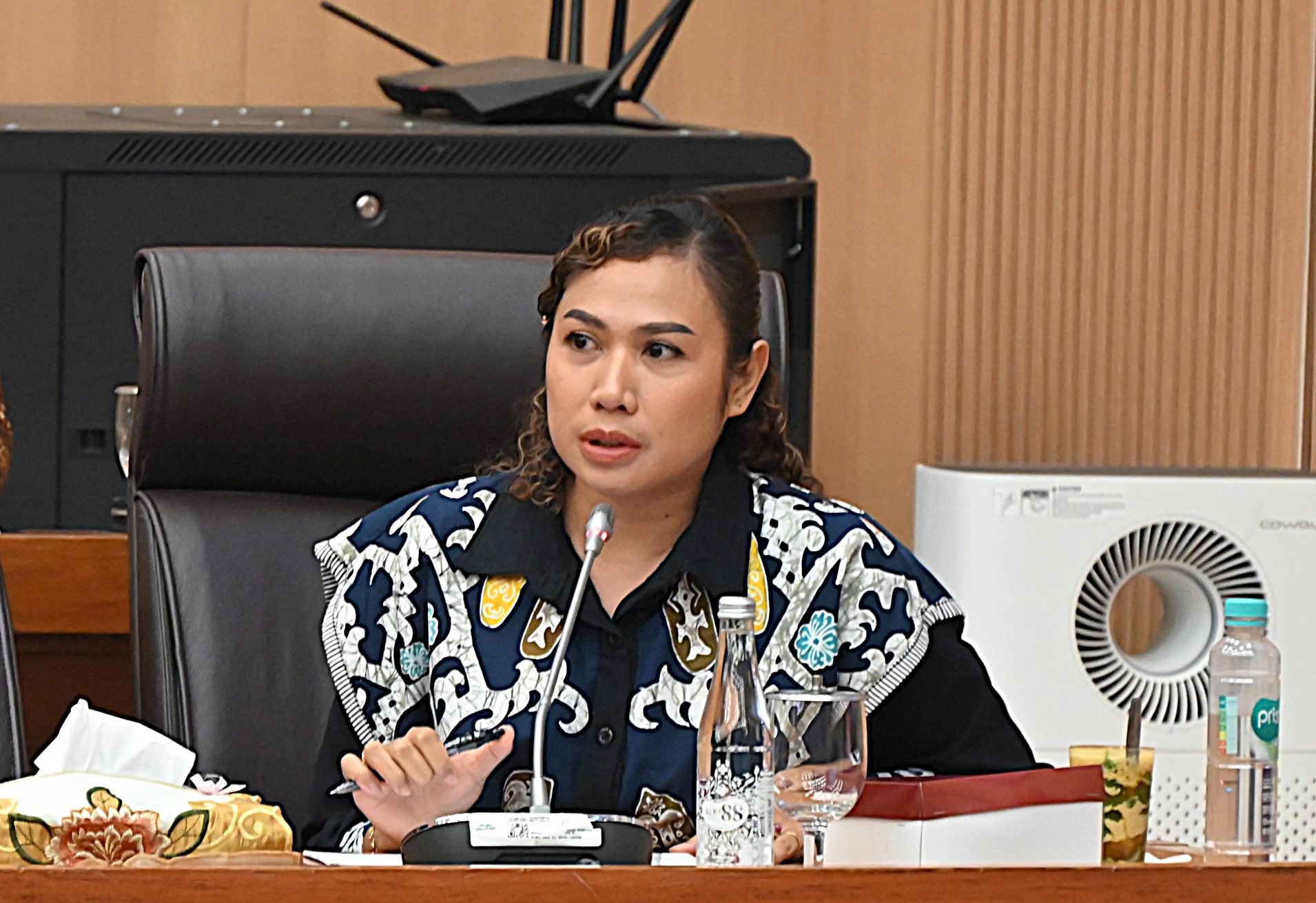 Anggota Komisi XII DPR RI, Cheroline Chrisye Makalew dalam Rapat Dengar Pendapat bersama Kepala SKK Migas di Gedung Nusantara I, Senayan, Jakarta, Rabu (11/2/2026). Foto : Ida/Andri.