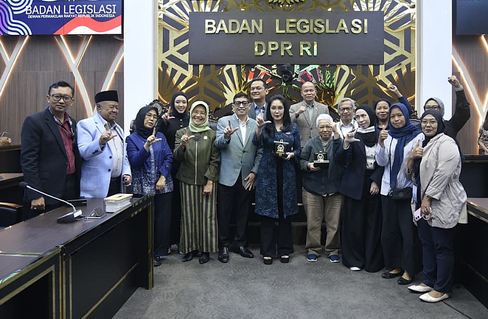 Ketua Baleg DPR RI Bob Hasan foto bersama usai pembahasan Rancangan Undang-Undang tentang Perlindungan Pekerja Rumah Tangga (RUU PPRT) di Ruang Rapat Baleg, Kompleks Parlemen, Senayan, Jakarta, Kamis (5/3/2026). Foto : Munchen/Andri.