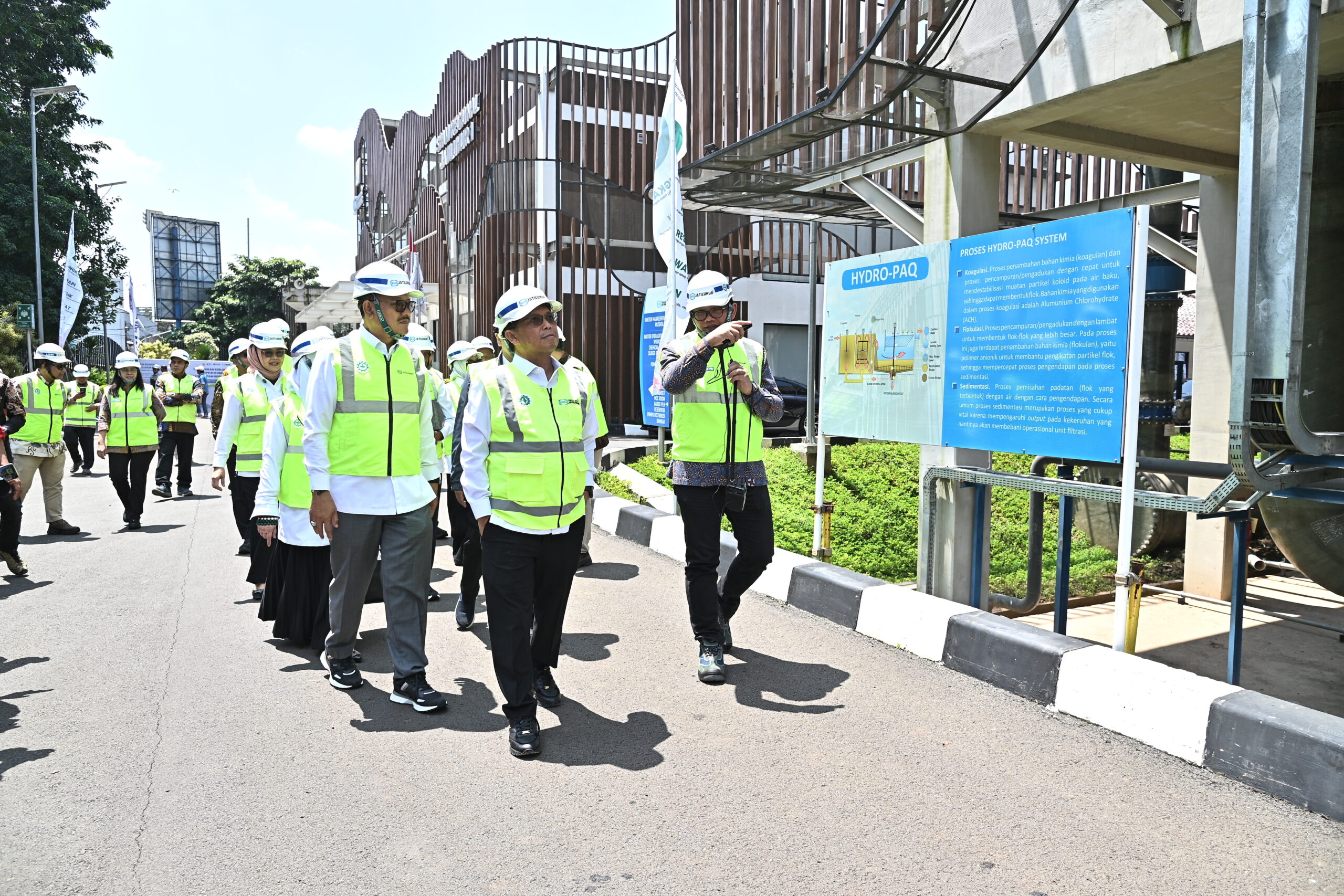 Anggota Komisi VI DPR RI, Herman Khaeron saat memimpin Kunjungan Kerja Spesifik Komisi VI DPR RI ke fasilitas WTJJ SPAM yang dikelola oleh PT Wika Tirta Jaya Jatiluhur di Kota Bekasi, Provinsi Jawa Barat, Jumat (13/03/2026). Foto: Farhan/Mahendra.