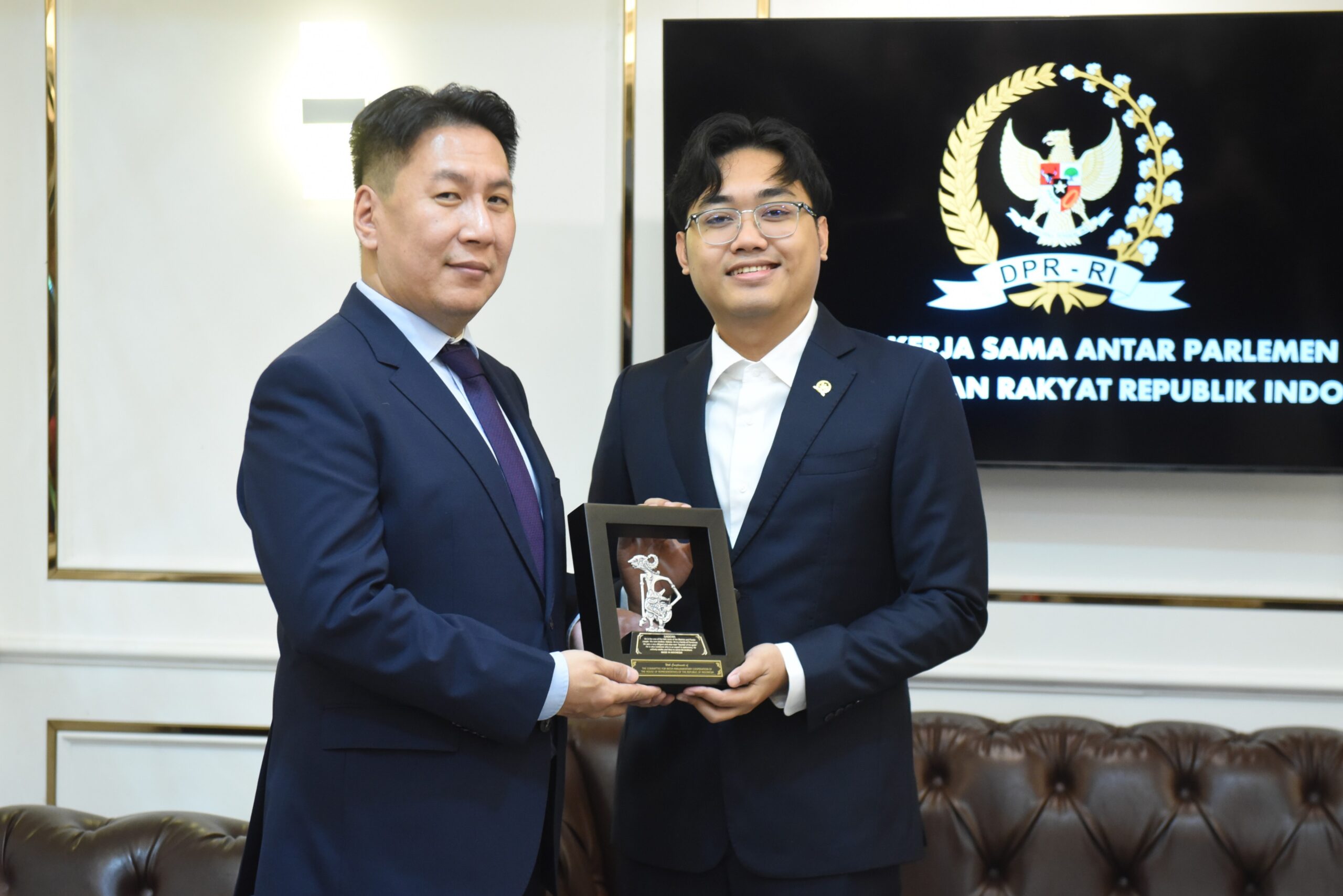 Anggota BKSAP DPR RI, Muhammad Hilman Mufidi, dalam pertemuan Courtesy Call Ketua dan Anggota Grup Kerja Sama Bilateral (GKSB) DPR RI Mongolia dengan Duta Besar Mongolia, di Ruang The Lounge BKSAP, Senayan, Jakarta, Kamis (5/3/2026). Foto: Jaka/Karisma.