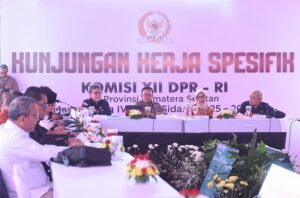 Wakil Komisi XII DPR Sugeng Suparwoto saat memimpin Tim Kunspek Komisi XII DPR mengunjungi Integrated Terminal Palembang di Sumsel, Rabu (11/3/2026). Foto : Jaka/Andri.