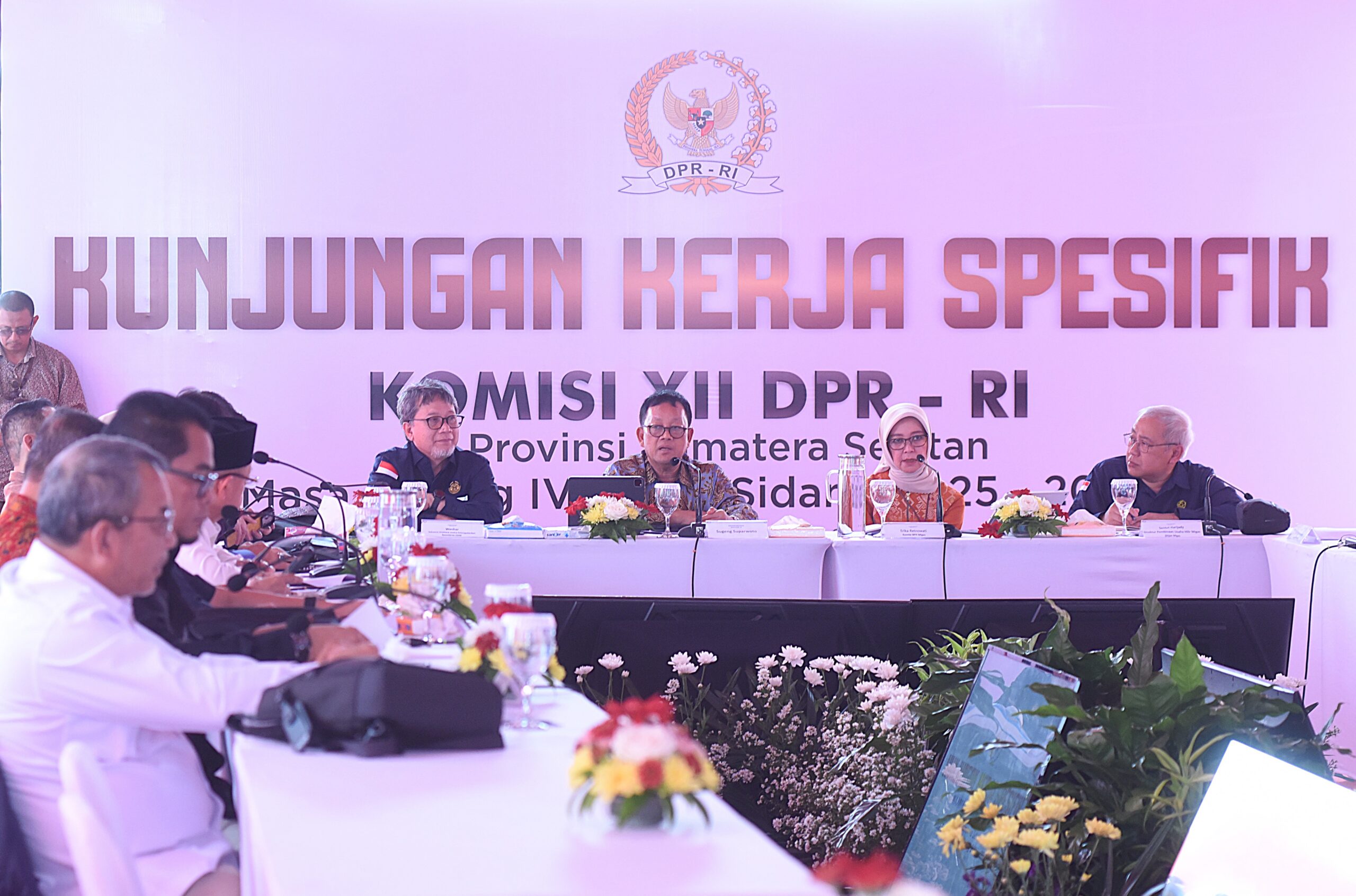 Wakil Komisi XII DPR Sugeng Suparwoto saat memimpin Tim Kunspek Komisi XII DPR mengunjungi Integrated Terminal Palembang di Sumsel, Rabu (11/3/2026). Foto : Jaka/Andri.