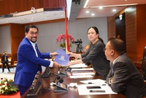 Anggota Fraksi NasDem, Machfud Arifin menyerahkan pandangan fraksinya dalam rapat paripurna di Gedung Nusantara II, DPR RI, Senayan, Jakarta, Kamis (12/3/2026). Foto : Devi/Andri.