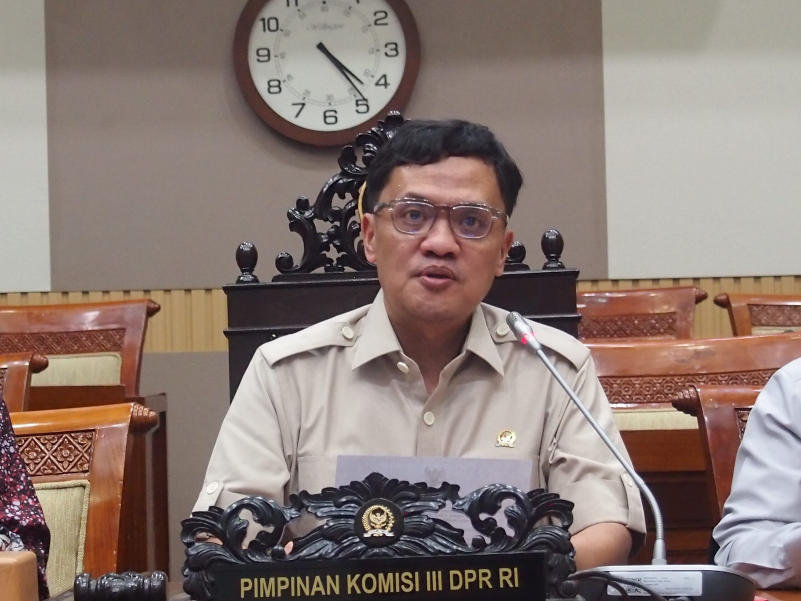 Ketua Komisi III DPR RI, Habiburokhman, saat konferensi pers di Ruang Komisi III, Gedung Nusantara II DPR RI, Senayan, Jakarta, Rabu (18/3/2026). Foto : Devi/Alma.