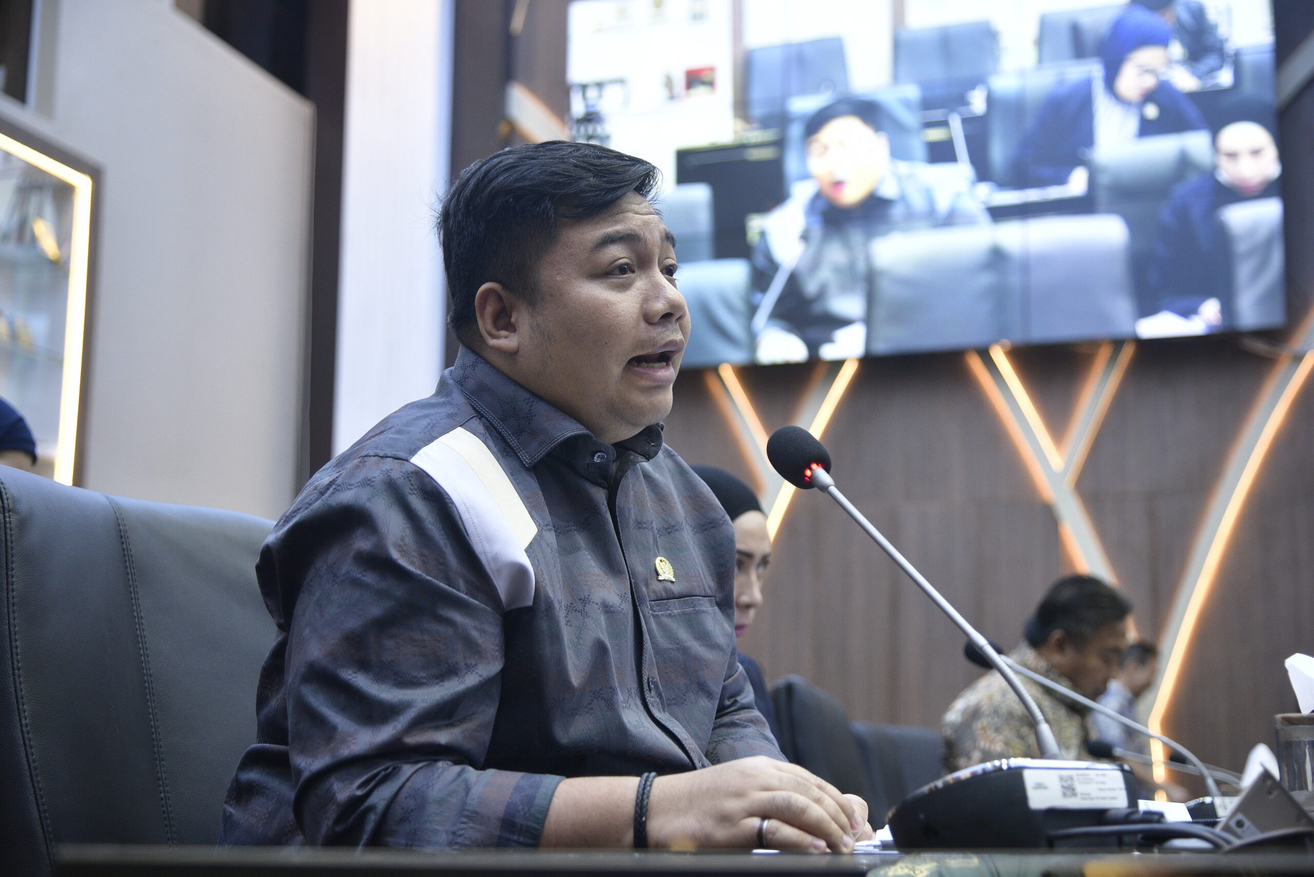 Anggota Baleg DPR RI, Kawendra Lukistian, dalam RDPU Baleg DPR RI terkait penyusunan RUU tentang Perlindungan Pekerja Rumah Tangga (RUU PPRT), di Ruang Rapat Baleg, Gedung Nusantara I DPR RI, Senayan, Jakarta, Kamis (5/3/2026). Foto: Munchen/Karisma.