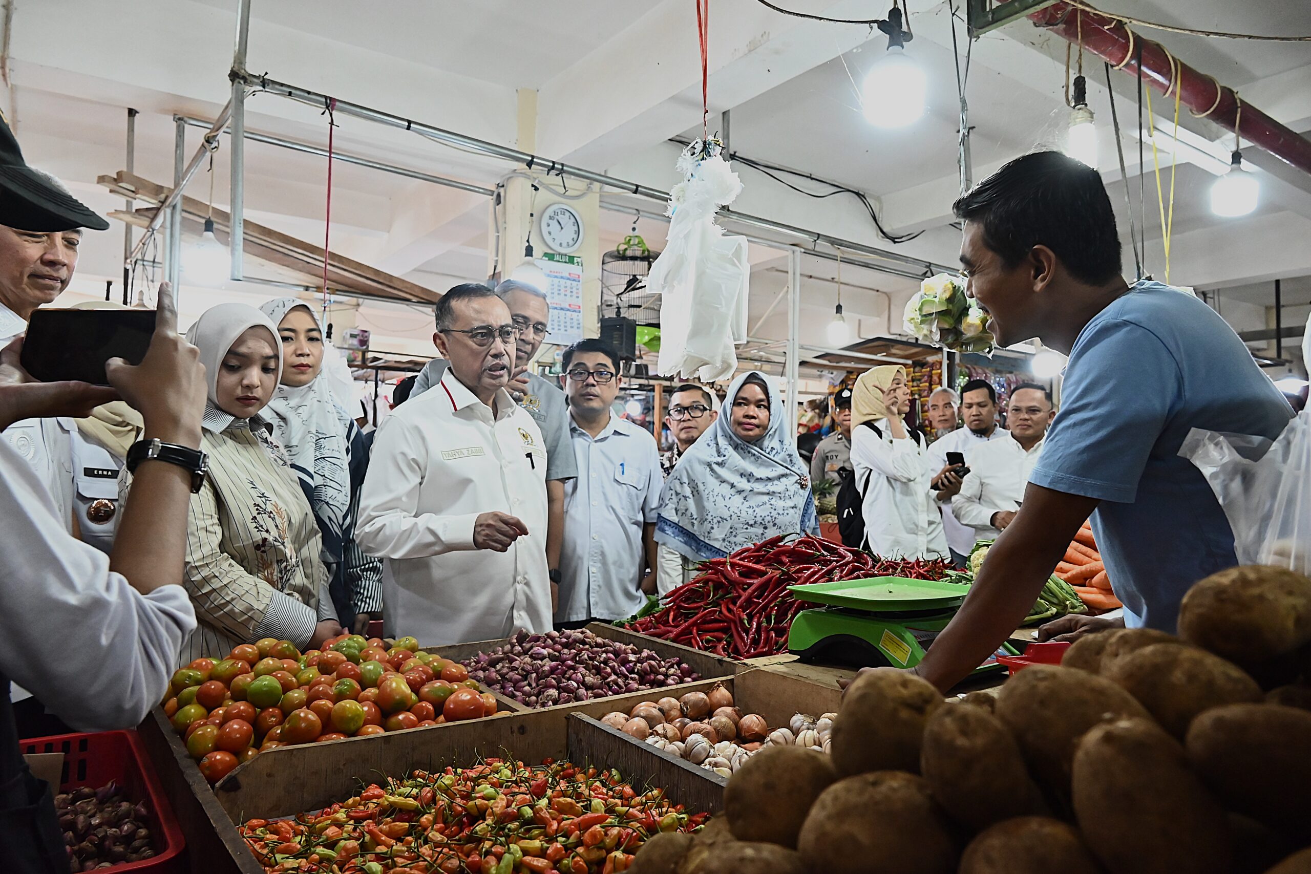 Wakil Ketua Komisi IX DPR RI, Yahya Zaini bersama tim Kunjungan Kerja Komisi IX DPR RI melakukan peninjauan peredaran pangan di bulan Ramadan ke Pasar Pakuan Jambu Dua, Kota Bogor, Rabu (11/3/2026). Foto : Rni/Andri.