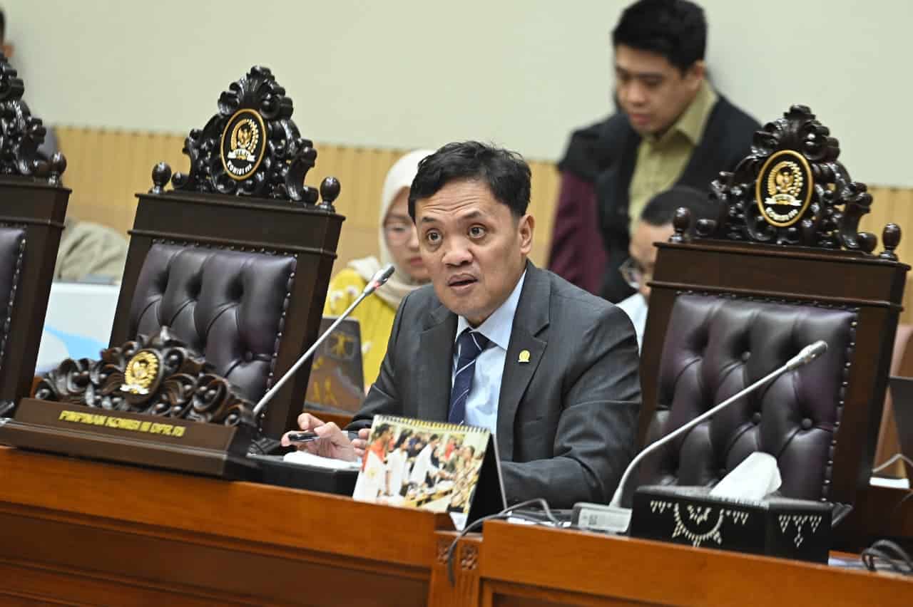 Ketua Komisi III DPR RI, Habiburokhman saat memimpin dalam Rapat Dengar Pendapat (RDP) dan Rapat Dengar Pendapat Umum (RDPU) terkait penolakan akses musola dan permasalahan SHM tanah di Kompleks Parlemen, Senayan, Kamis (26/02/2026).Foto: Farhan/Mahendra.