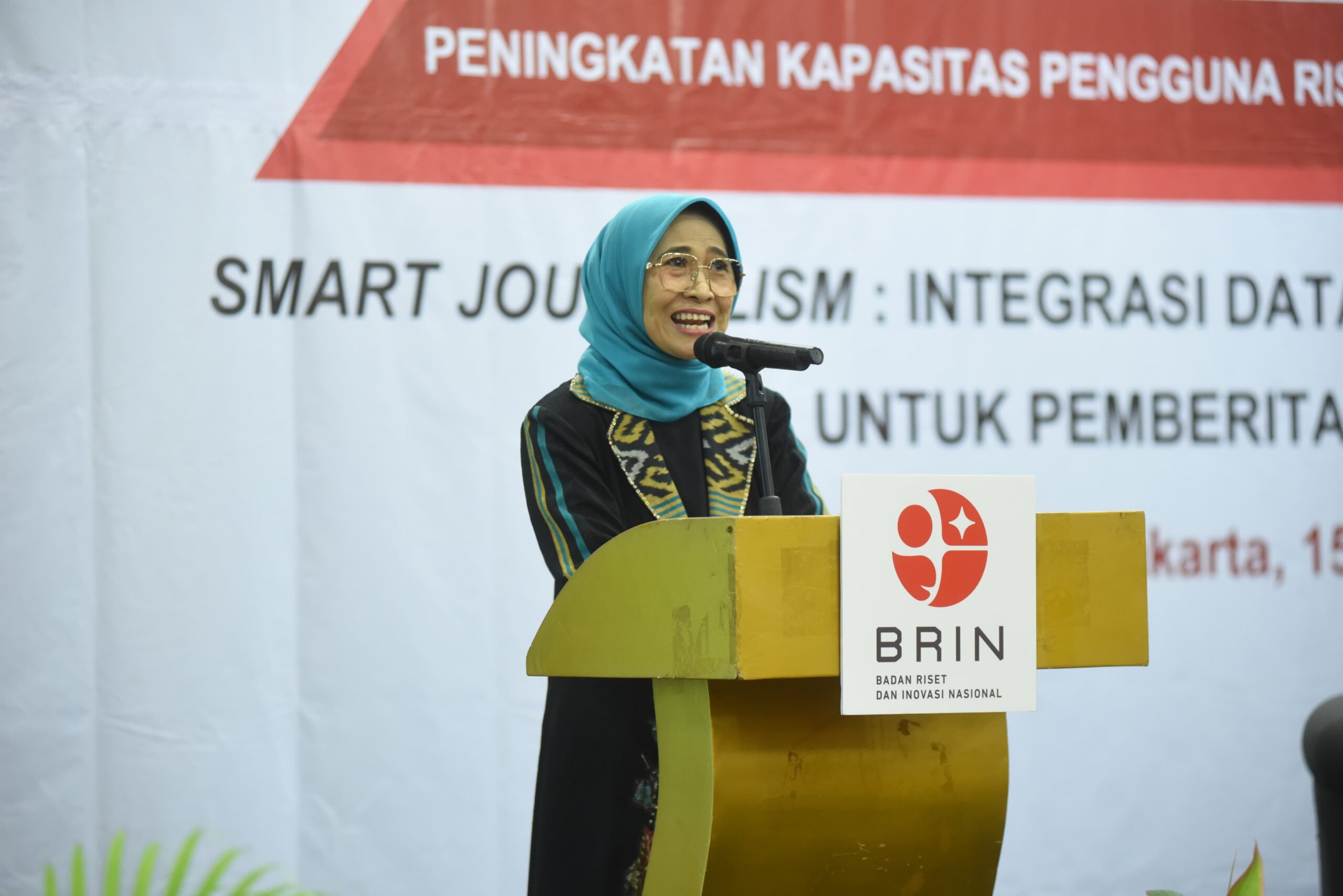 Ketua Komisi X DPR RI, Hetifah Sjaifudian saat menjadi pembicara kunci dalam diskusi yang dihadiri para jurnalis di Jakarta, Minggu (15/3/2026). Foto: Husein/Mahendra.