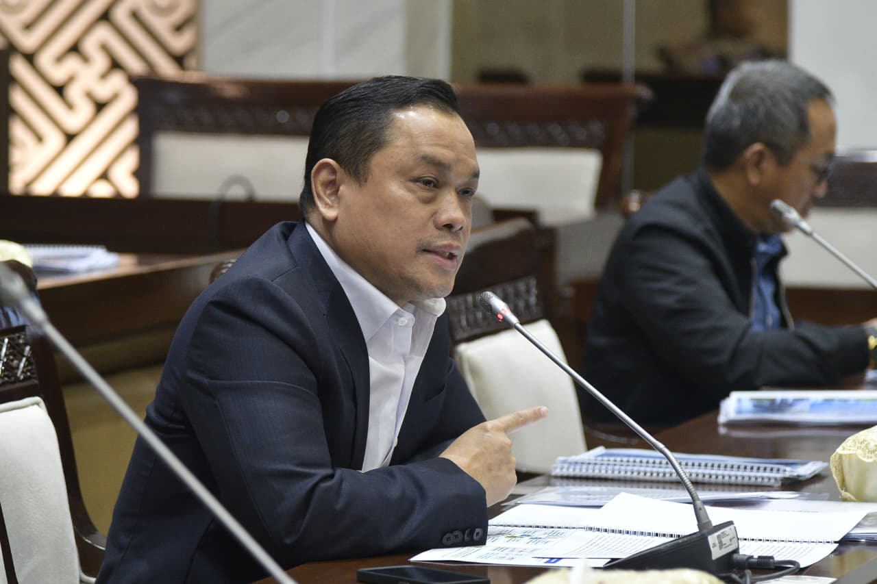 Anggota Komisi XI DPR RI Charles Meikyansah saat RDPU bersama calon Ketua Dewan Komisioner Otoritas Jasa Keuangan, Friderica Widyasari Dewi atau Kiki, di Gedung Nusantara I, Senayan, Jakarta, Rabu (11/3/2026). Foto : Munchen/Andri.