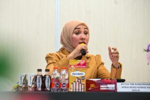 Anggota Komisi VII DPR RI, Erna Sari Dewi, saat Kunjungan Kerja Reses Komisi VII ke PT GarudaFood Putra-Putri Jaya, di Gresik, Jawa Timur, Kamis (5/3/2026). Foto: Rdn/Karisma
