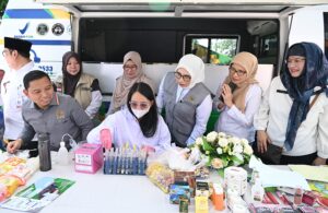 Wakil Ketua Komisi IX DPR RI Nihayatul Wafiroh melakukan inspeksi mendadak (sidak) terhadap peredaran bahan pangan di Pasar Depok Jaya, Kota Depok, Jawa Barat, Rabu (11/3/2026). Foto : Nap/Andri.