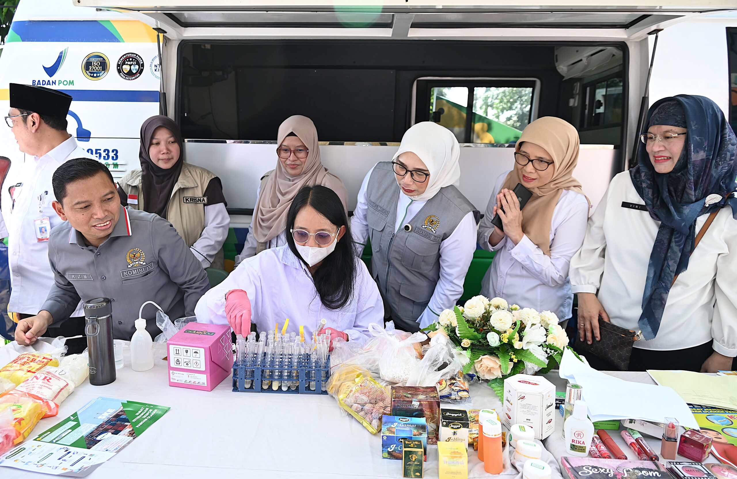 Wakil Ketua Komisi IX DPR RI Nihayatul Wafiroh melakukan inspeksi mendadak (sidak) terhadap peredaran bahan pangan di Pasar Depok Jaya, Kota Depok, Jawa Barat, Rabu (11/3/2026). Foto : Nap/Andri.