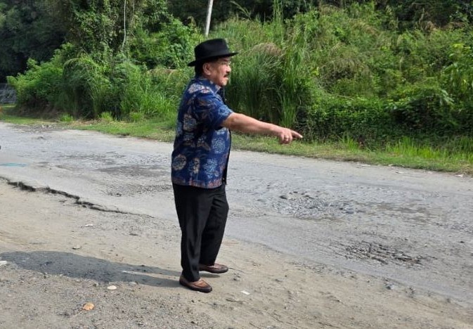 Anggota DPR RI, Shadiq Pasadigoe, melakukan peninjauan langsung ke sejumlah ruas jalan provinsi dan jalan nasional di wilayah Kabupaten Tanah Datar, Sumatra Barat pasca-Hari Raya Idul Fitri 1447 Hijriah. Foto : Ist/Alma.