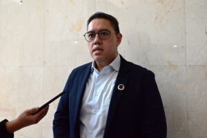 Wakil Ketua Komisi I DPR RI, Dave Akbarshah Fikarno, saat diwawancarai Parlementaria di Nusantara II, Kompleks Parlemen, Senayan, Jakarta, Selasa (10/3/2026). Foto: Sari/Karisma