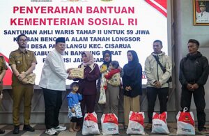 Wakil Ketua DPR RI Cucun Ahmad Syamsurijal menyerahkan bantuan tahap II dari Kemensos kepada 59 jiwa ahli waris korban bencana tanah longsor Desa Pasirlangu, Jawa Barat di Kantor Bupati Bandung Barat, Selasa (3/3/2026). Foto : Tonda/Andri.