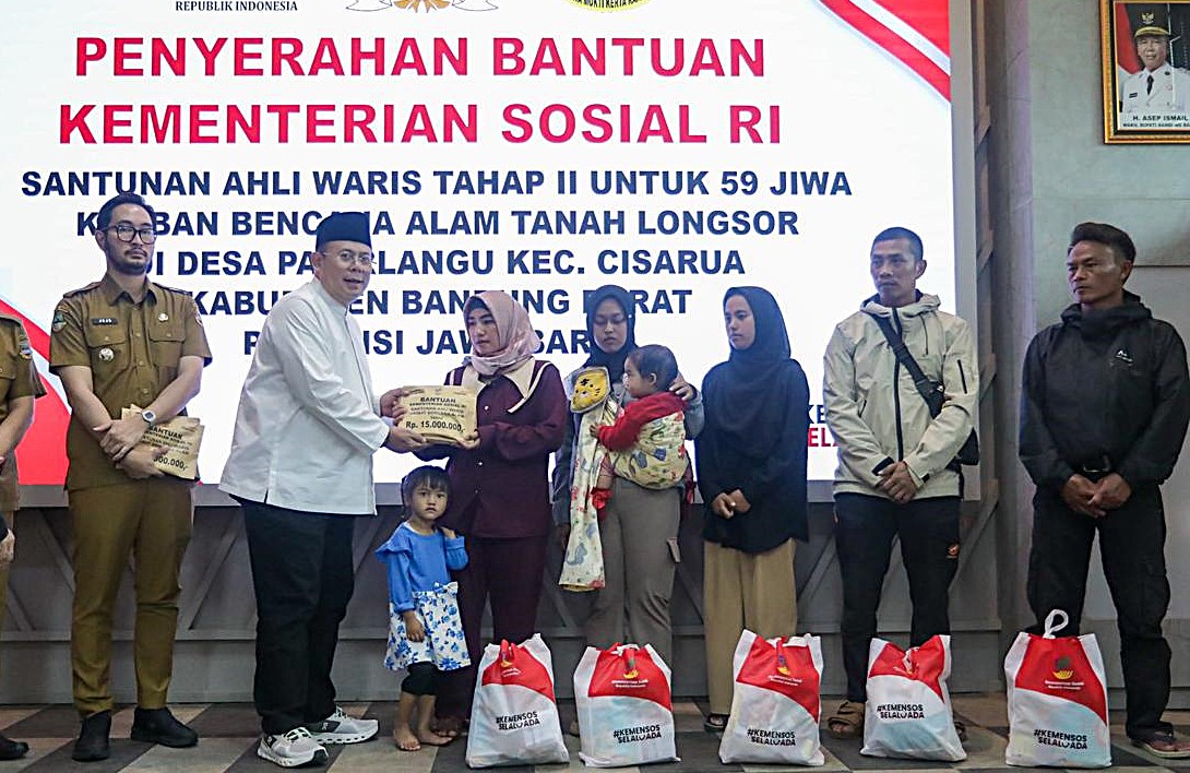 Wakil Ketua DPR RI Cucun Ahmad Syamsurijal menyerahkan bantuan tahap II dari Kemensos kepada 59 jiwa ahli waris korban bencana tanah longsor Desa Pasirlangu, Jawa Barat di Kantor Bupati Bandung Barat, Selasa (3/3/2026). Foto : Tonda/Andri.