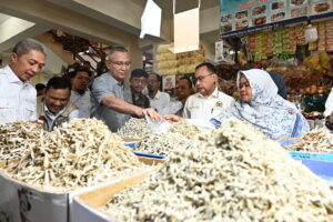 Anggota Komisi IX DPR RI, Achmad Ru'yat saat mengikuti Tim Komisi IX DPR RI melakukan Kunjungan Kerja Pengawasan peredangan pangan di Pasar Jambu Dua, Kota Bogor, Jawa Barat, Rabu (11/3/2026). Foto : Rni/Andri.