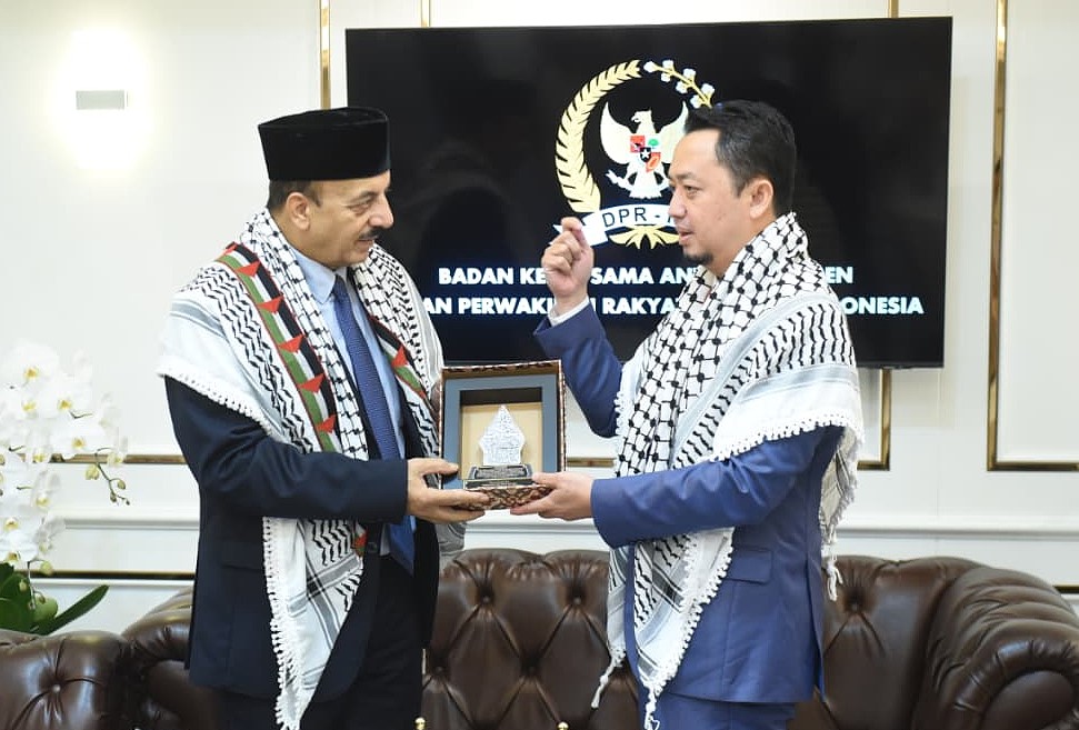 Ketua BKSAP DPR RI Syahrul Aidi Maazat menerima kunjungan kehormatan Duta Besar Palestina untuk Indonesia Abdalfatah A.K. Alsattari di Ruang Pimpinan, Gedung Nusantara III, Kompleks Parlemen, Senayan, Jakarta, Selasa (10/3/2026). Foto : Jaka/Andri.