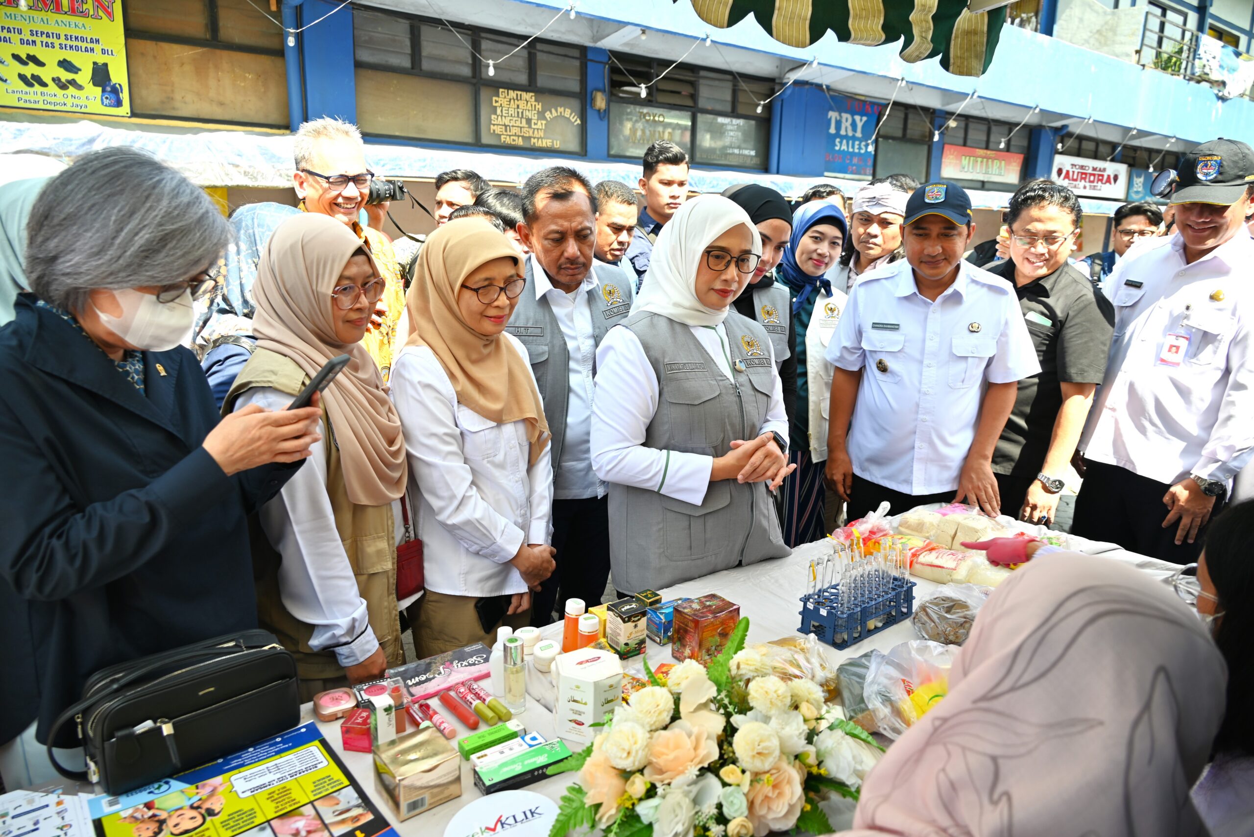 Wakil Ketua Komisi IX DPR RI, Nihayatul Wafiroh saat memimpin sidak Tim Komisi IX DPR ke Pasar Depok Jaya, Depok, Jawa Barat, Rabu (11/3/2026). Foto: Natasya/Mahendra