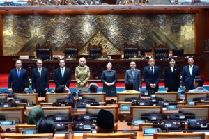 Ketua DPR RI Puan Maharani foto bersama usai meminta persetujuan anggota dewan, terkait laporan hasil uji kelayakan dan kepatutan calon anggota Dewan Komisioner OJK periode 2026–2031, di Komplek Parlemen, Jakarta, Kamis (12/3/2026). Foto : Mares/Andri.