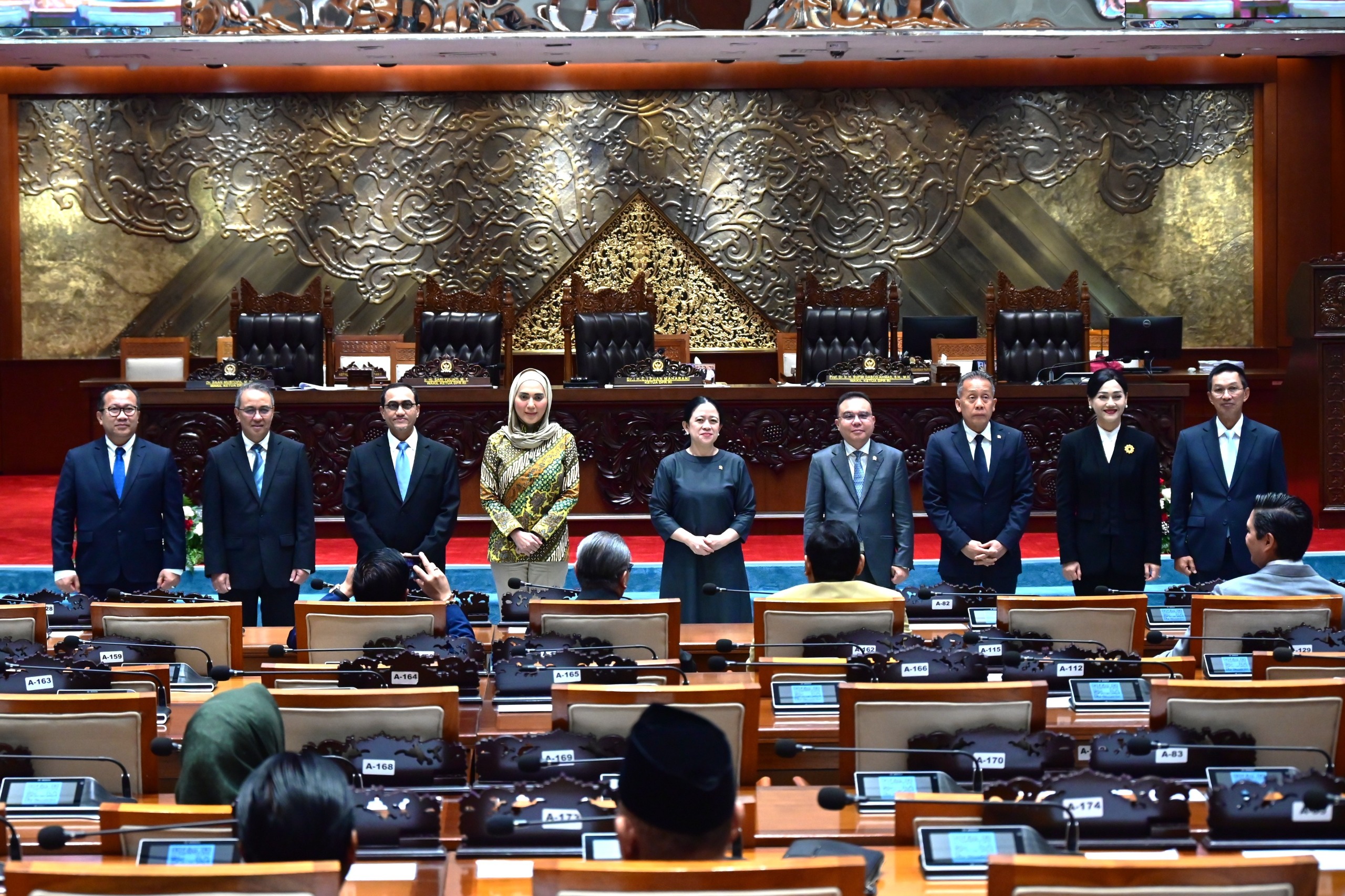 Ketua DPR RI Puan Maharani foto bersama usai meminta persetujuan anggota dewan, terkait laporan hasil uji kelayakan dan kepatutan calon anggota Dewan Komisioner OJK periode 2026–2031, di Komplek Parlemen, Jakarta, Kamis (12/3/2026). Foto : Mares/Andri.