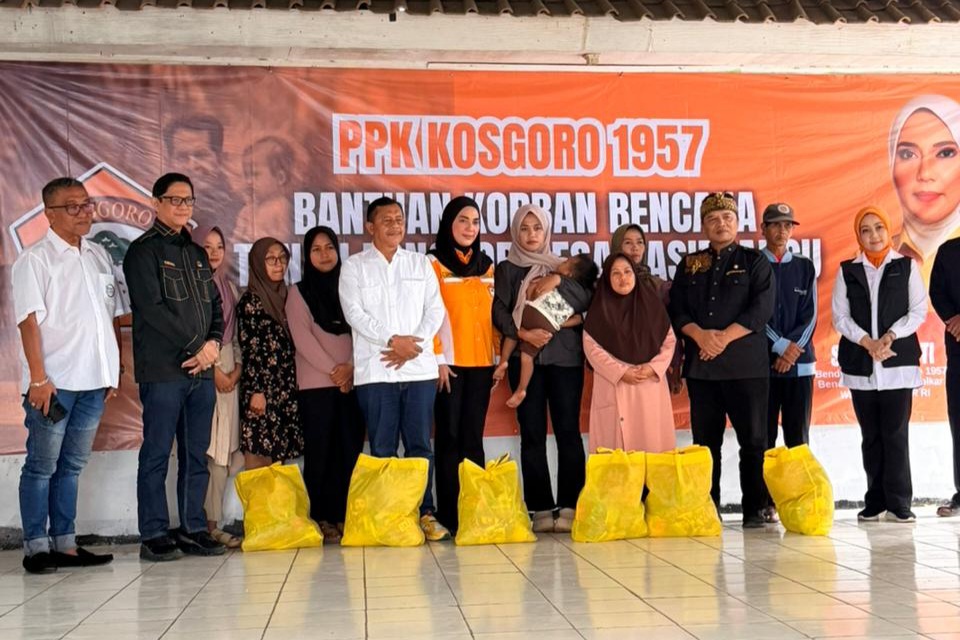 Wakil Ketua DPR RI Koordinator Bidang Ekonomi dan Keuangan (Korekku), Sari Yuliati, menyalurkan bantuan bagi warga terdampak longsor di Desa Pasirlangu, Kecamatan Cisarua, Kabupaten Bandung Barat, Jawa Barat, Jumat (13/3/2026). Foto: Ist/Mahendra.