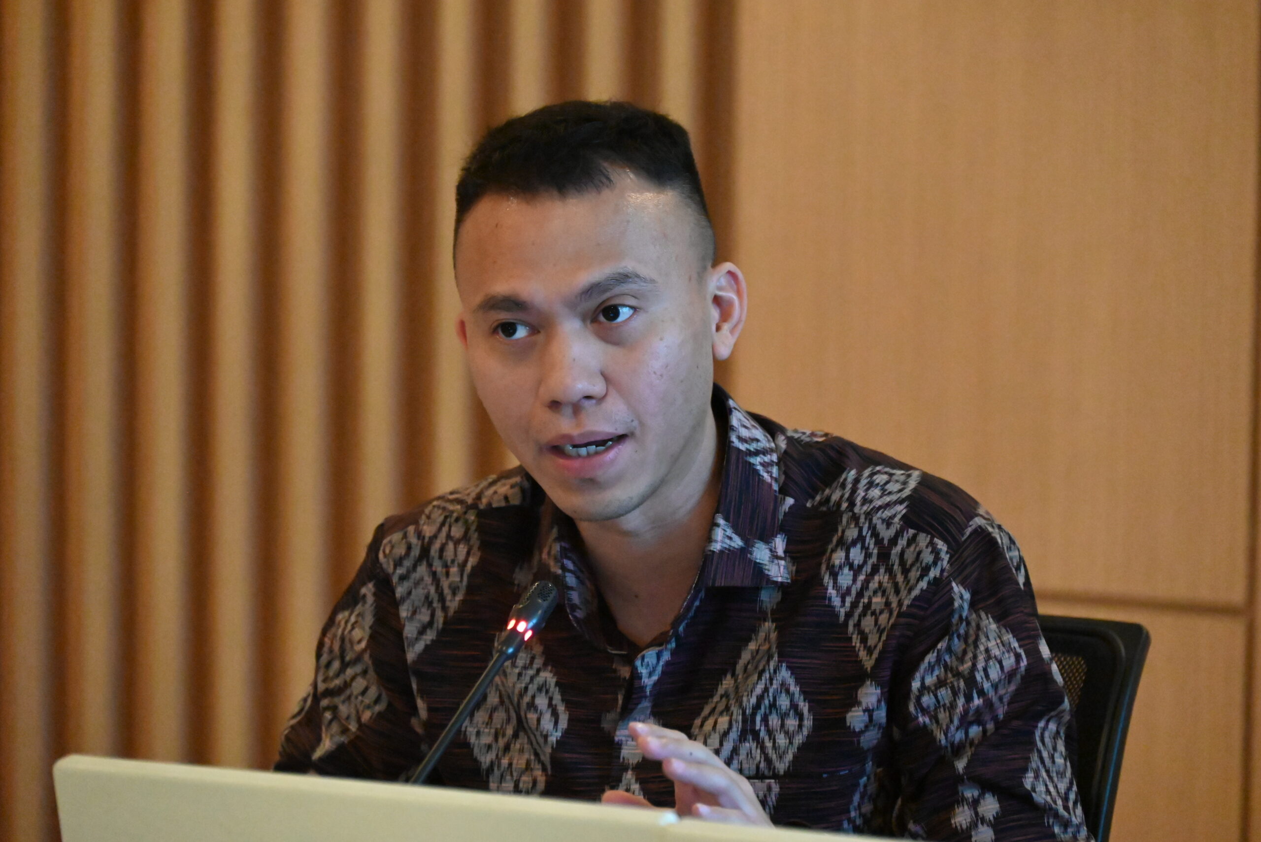 Wakil Ketua Badan Kerja Sama Antar-Parlemen (BKSAP) DPR RI, Husein Fadlulloh dalam kegiatan “Kolaborasi Parlemen-Akademisi untuk Penguatan Diplomasi” yang digelar di Unpam, Tangerang Selatan, Banten, Rabu (11/3/2026). Foto : We/Andri.