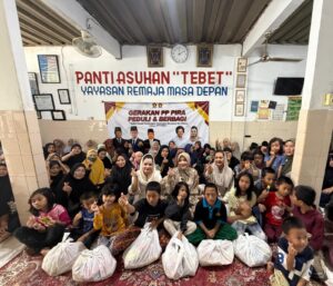 Novita Wijayanti menyalurkan bantuan di sejumlah titik di Jakarta bersama PP PIRA, Selasa (17/3/2026). Foto: ist/karisma.